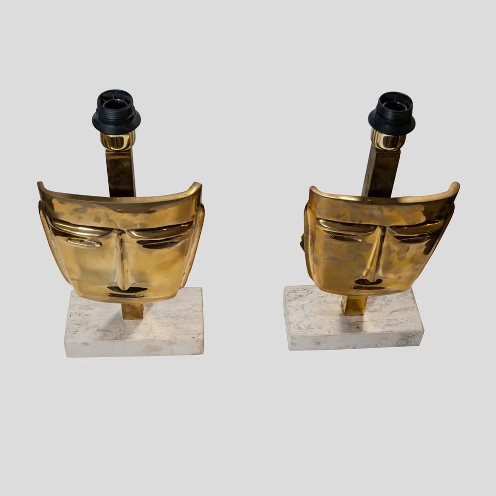 Fin du 20e siècle Paire de design italien  Lampes de table masques laiton moulé travertin  Base en marbre  en vente