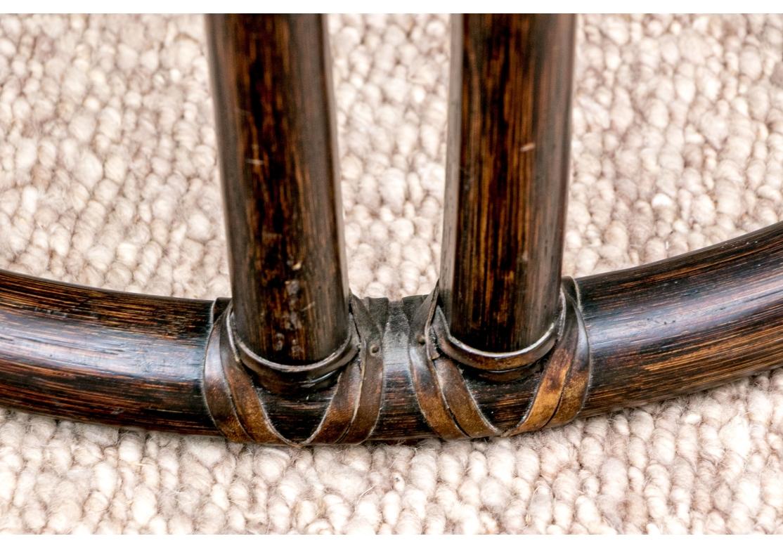 Coppia di  I tavolini a forma di tamburo McGuire, noti in particolare per l'uso di rattan e bambù in un sistema organico, sono stati progettati per essere utilizzati in un'ottica di qualità.  Stile Mid Century. I tavoli rotondi hanno una base e un