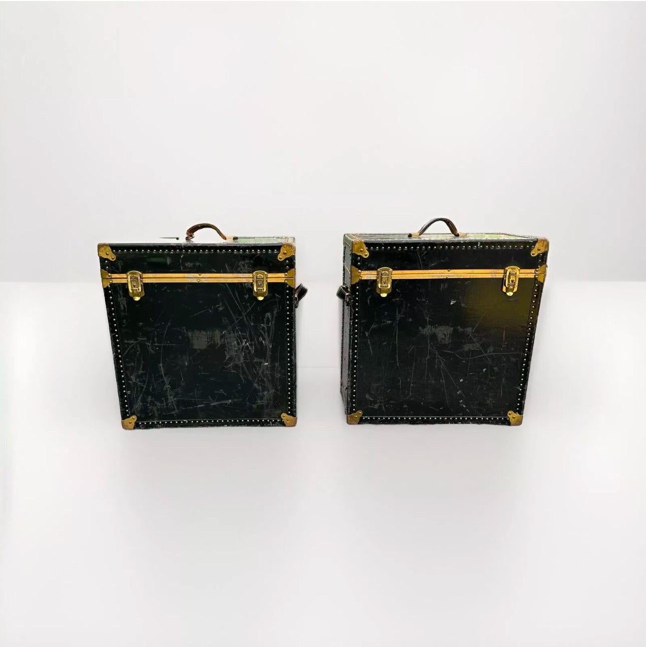 Pareja de mesillas de noche vintage Meek's Leather Campaign Luggage Trunks Side Tables Campaña en venta