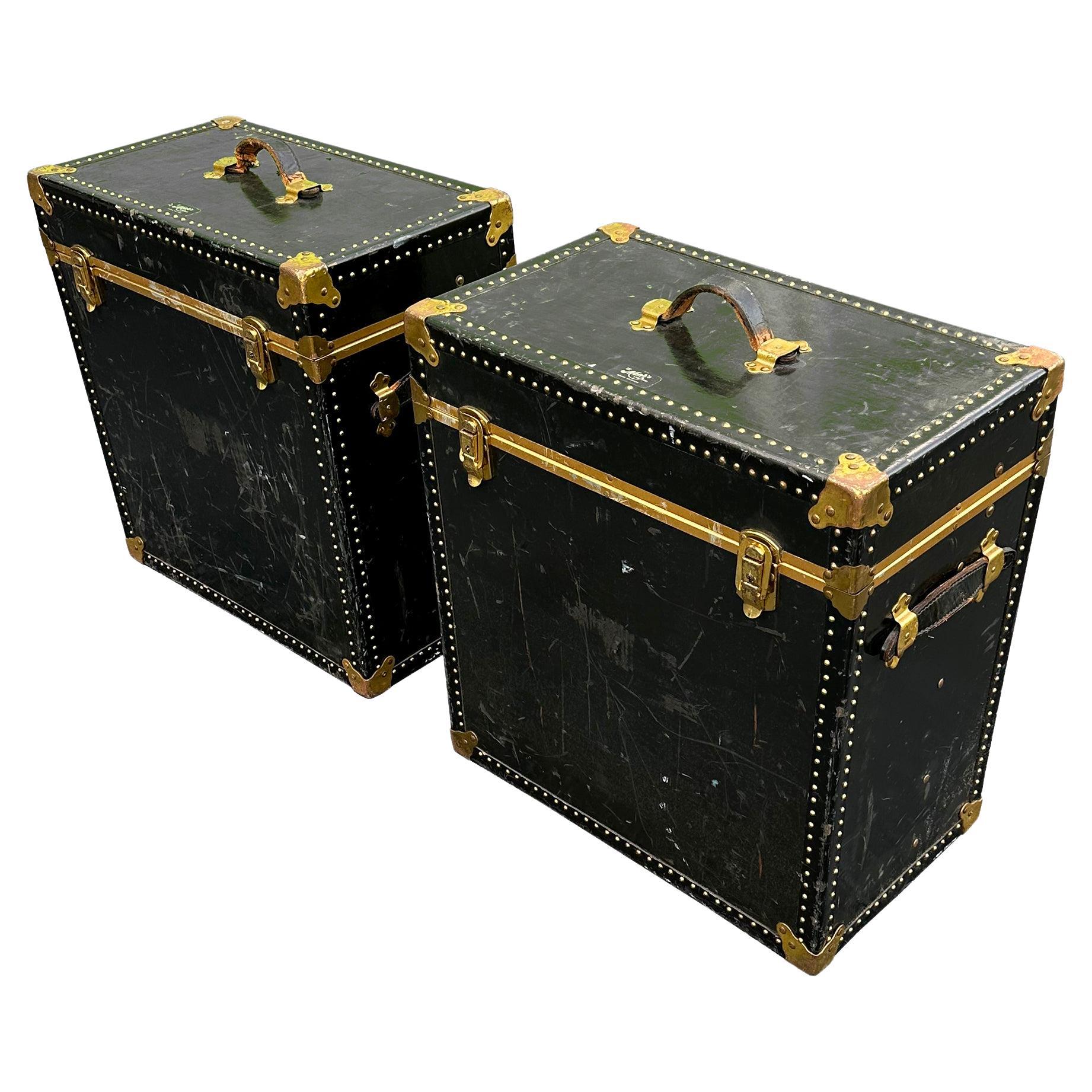 Paire de malles à bagages de campagne en cuir Meek's d'époque Tables d'appoint Tables de nuit