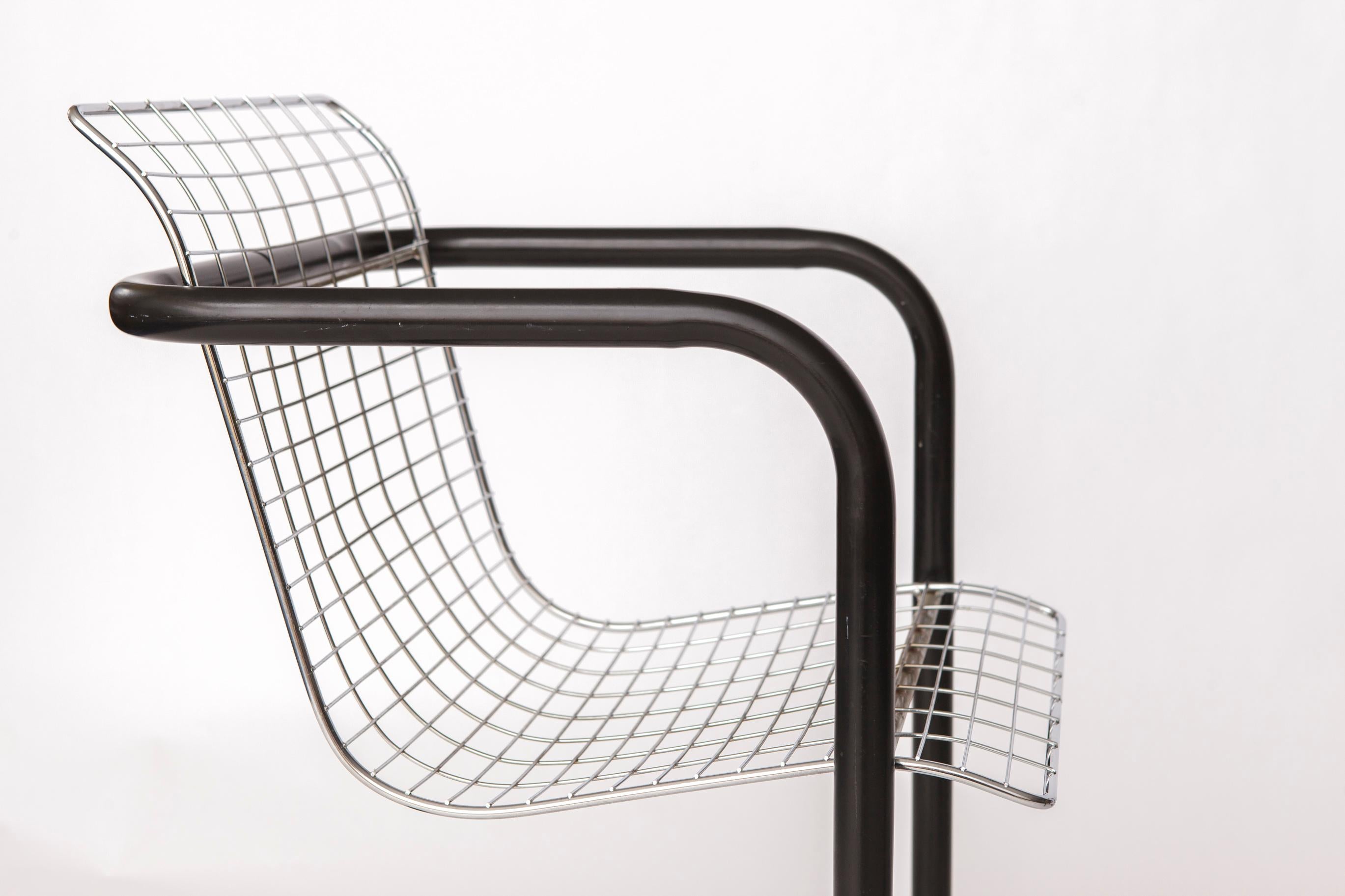 Mid-Century moderno Coppia di poltrone vintage in metallo - rete metallica cromata e struttura nera - Italia anni '80 in vendita