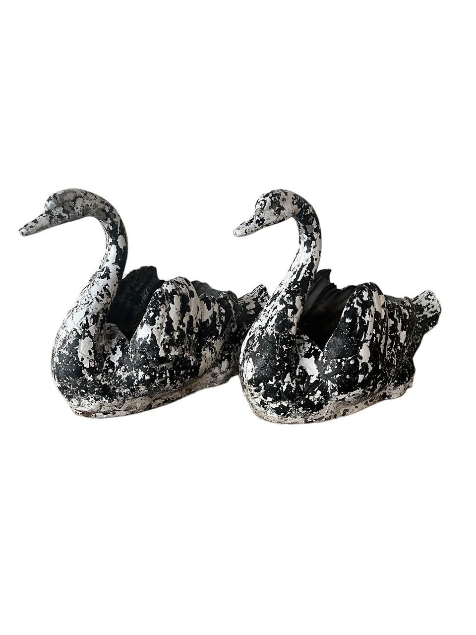 Mejora tu jardín con este encantador dúo de cisnes de jardinera de metal vintage. Elaborados con exquisito detalle, estos graciosos cisnes presentan una pintura envejecida que les confiere un aspecto rústico. Fabricadas con zinc o aluminio