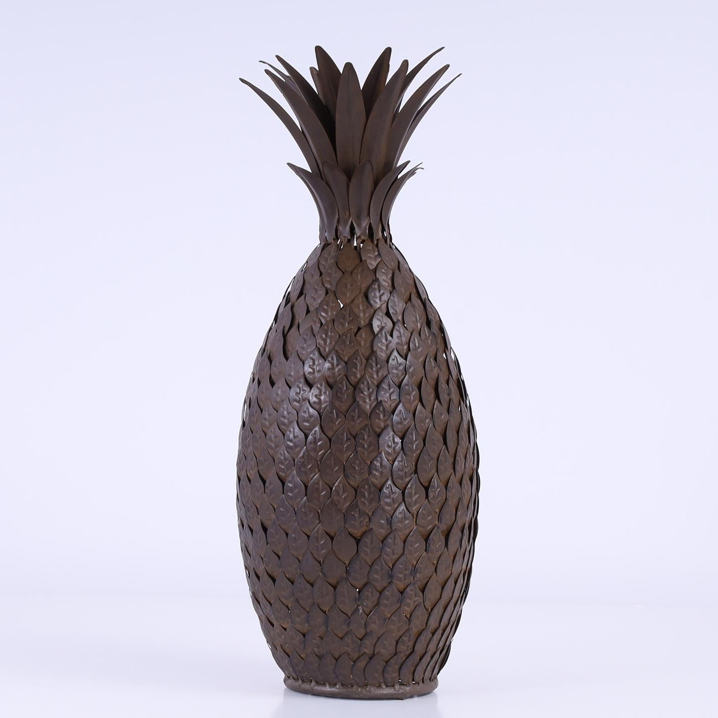 La piña es un símbolo de hospitalidad. He aquí un elegante par de piñas de mediados de siglo ambiciosamente elaboradas a mano en metal con una estilizada forma moderna. 

Cuatro pares disponibles. 