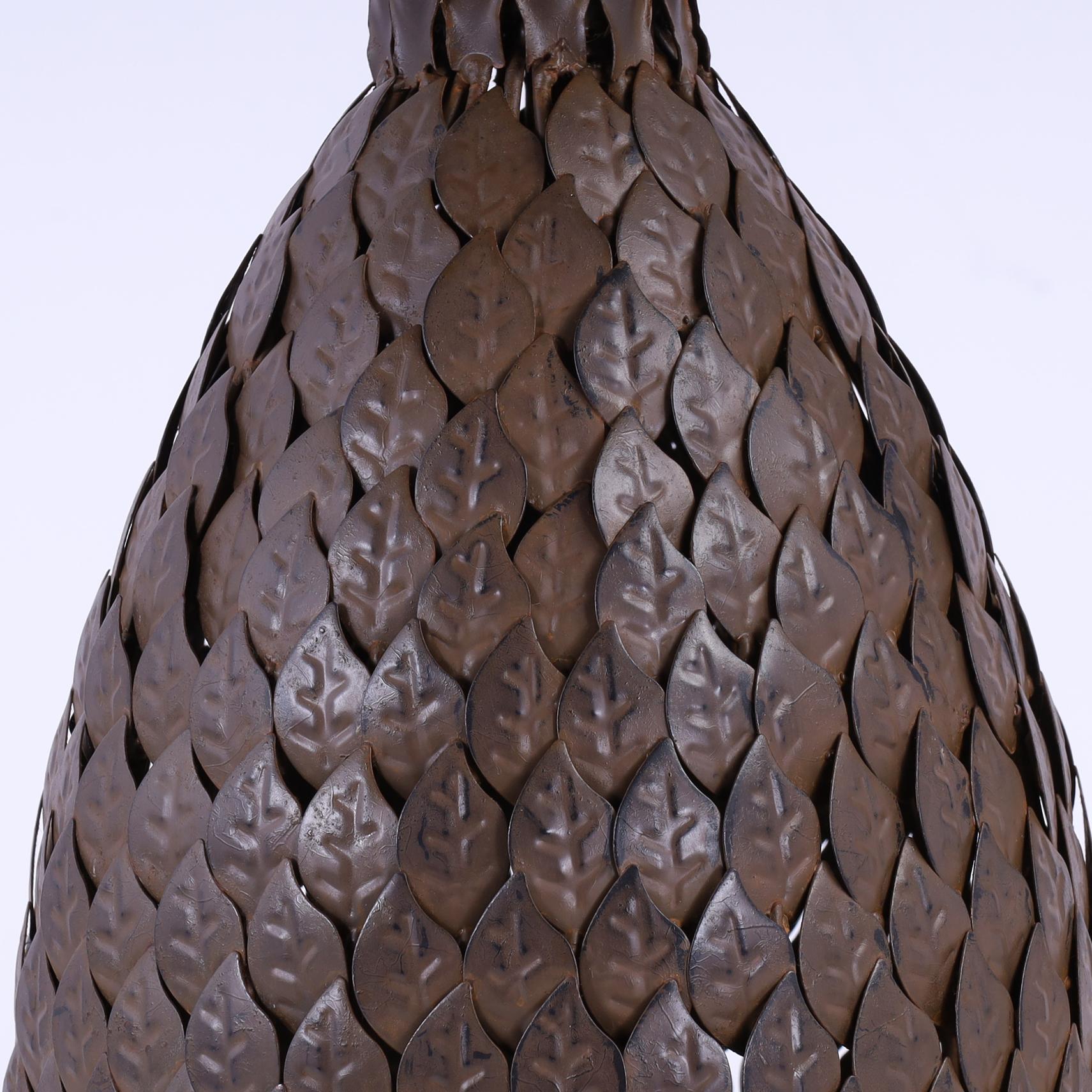 Pareja de esculturas vintage de piña de metal Italiano en venta
