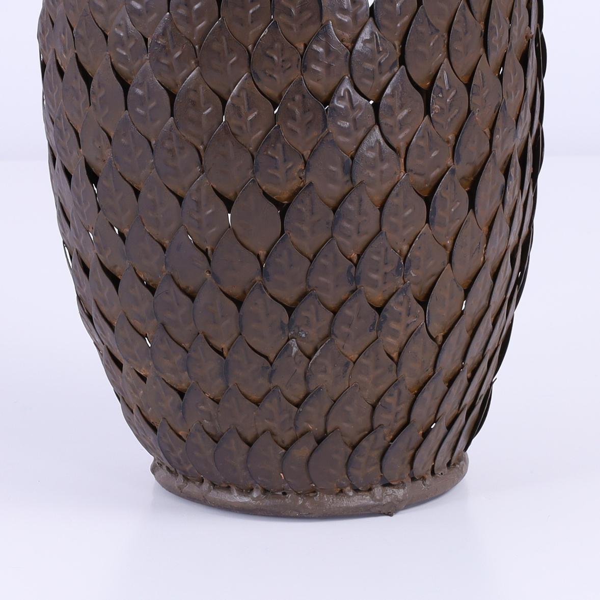 Pareja de esculturas vintage de piña de metal en Bueno estado para la venta en Palm Beach, FL