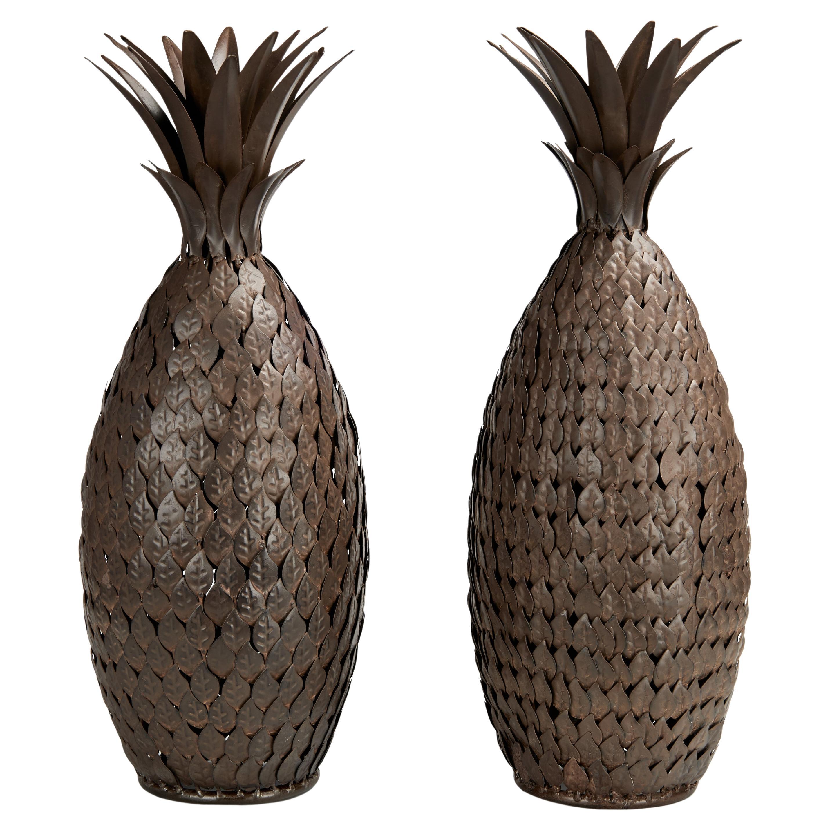 Coppia di sculture di ananas vintage in metallo in vendita