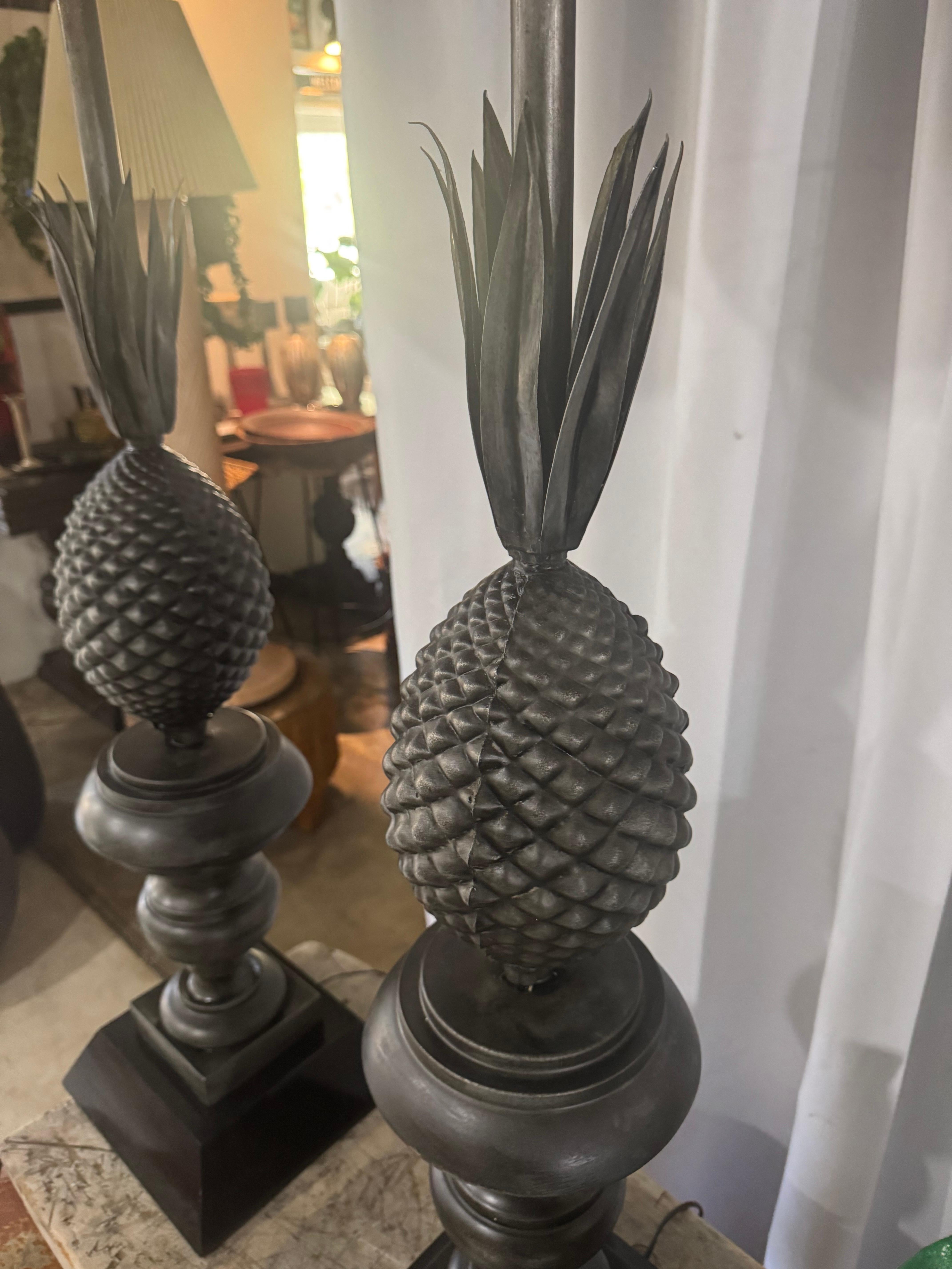 Provincial français Paire de lampes de table ananas en métal - Style néoclassique orné en vente