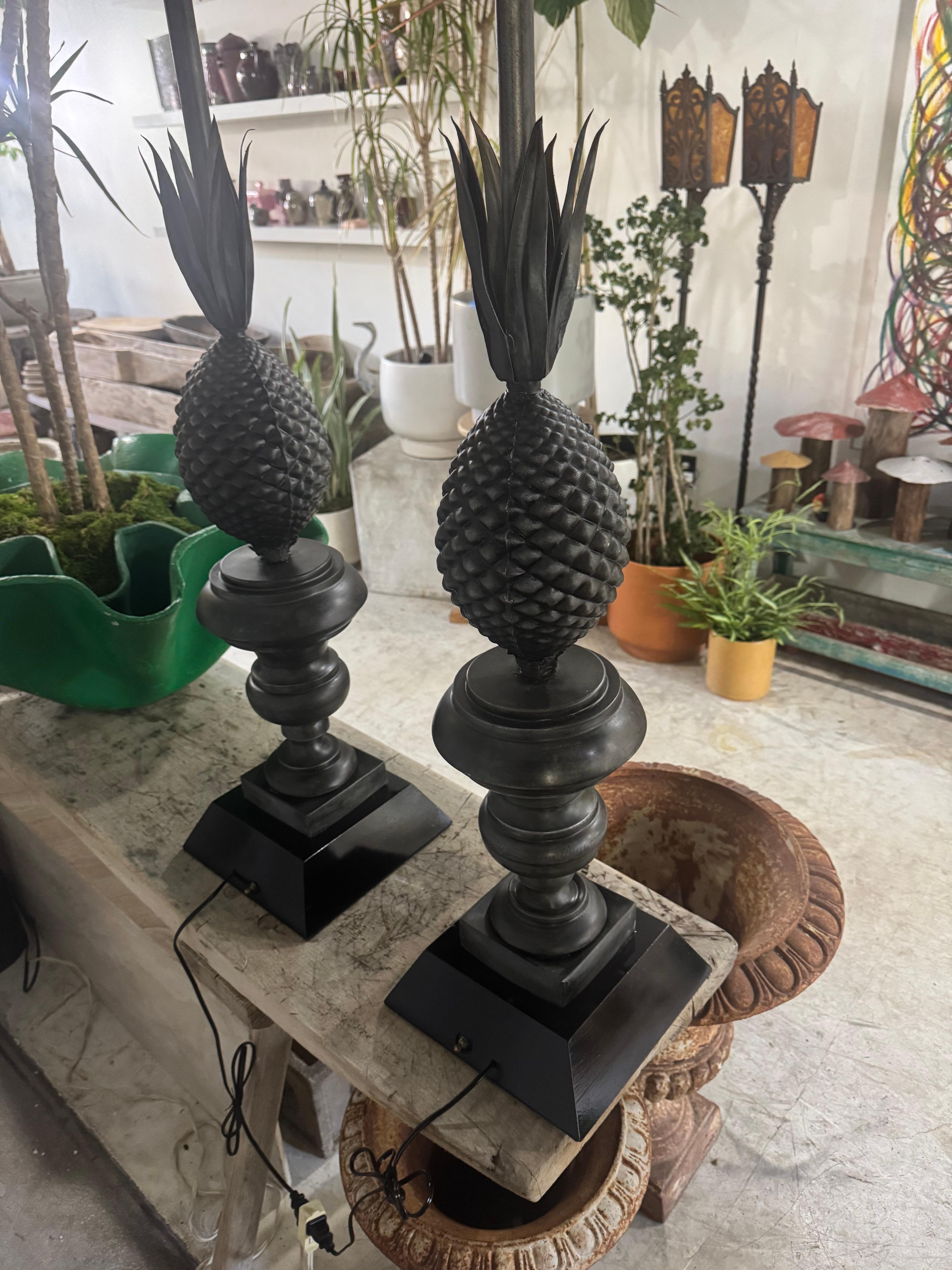 Moulage Paire de lampes de table ananas en métal - Style néoclassique orné en vente