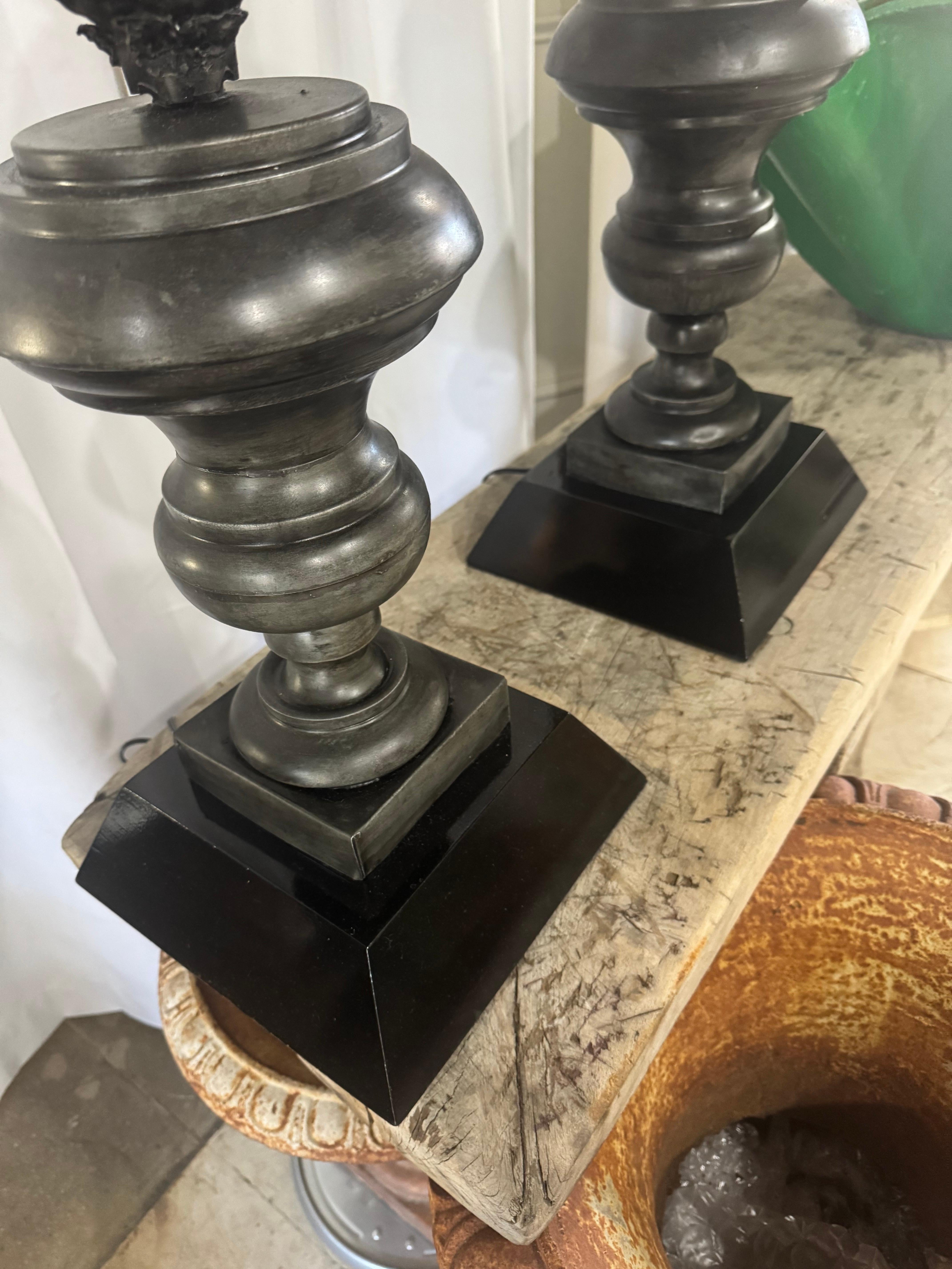Début du 20ème siècle Paire de lampes de table ananas en métal - Style néoclassique orné en vente