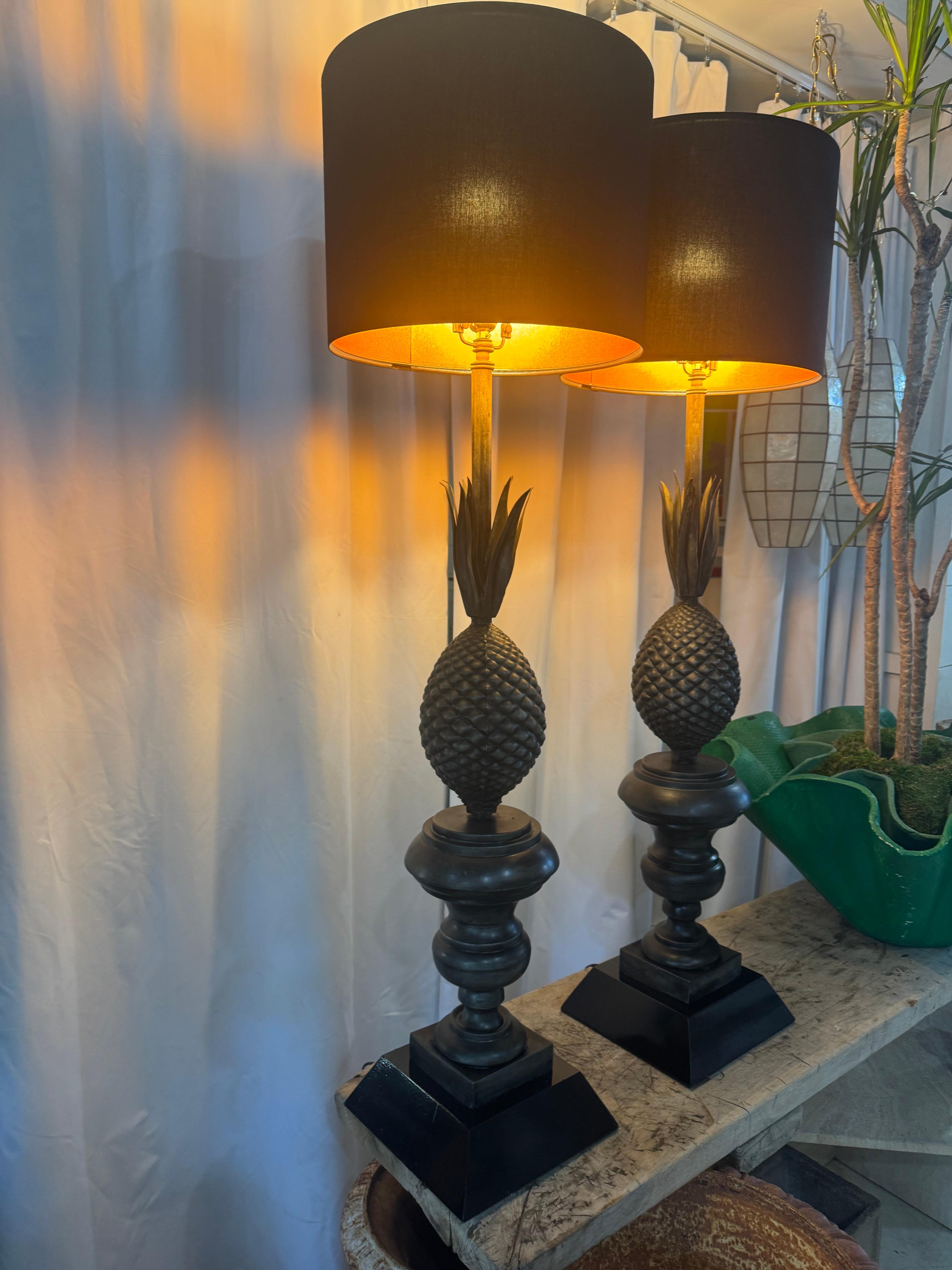 Paire de lampes de table ananas en métal - Style néoclassique orné en vente 1