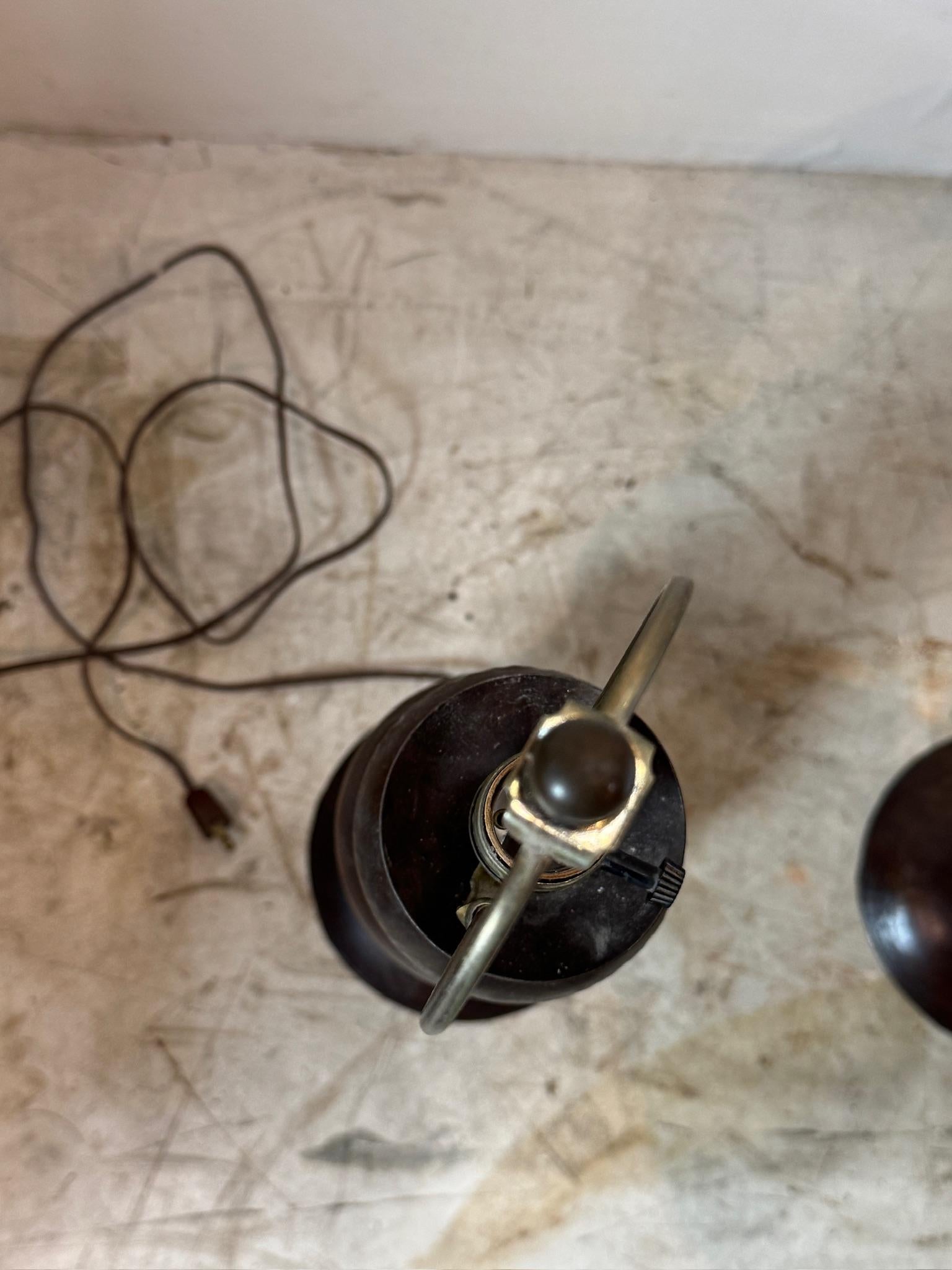 Paar Vintage-Tischlampen aus Metall mit weißen Trommelschirmen (Moderne der Mitte des Jahrhunderts) im Angebot