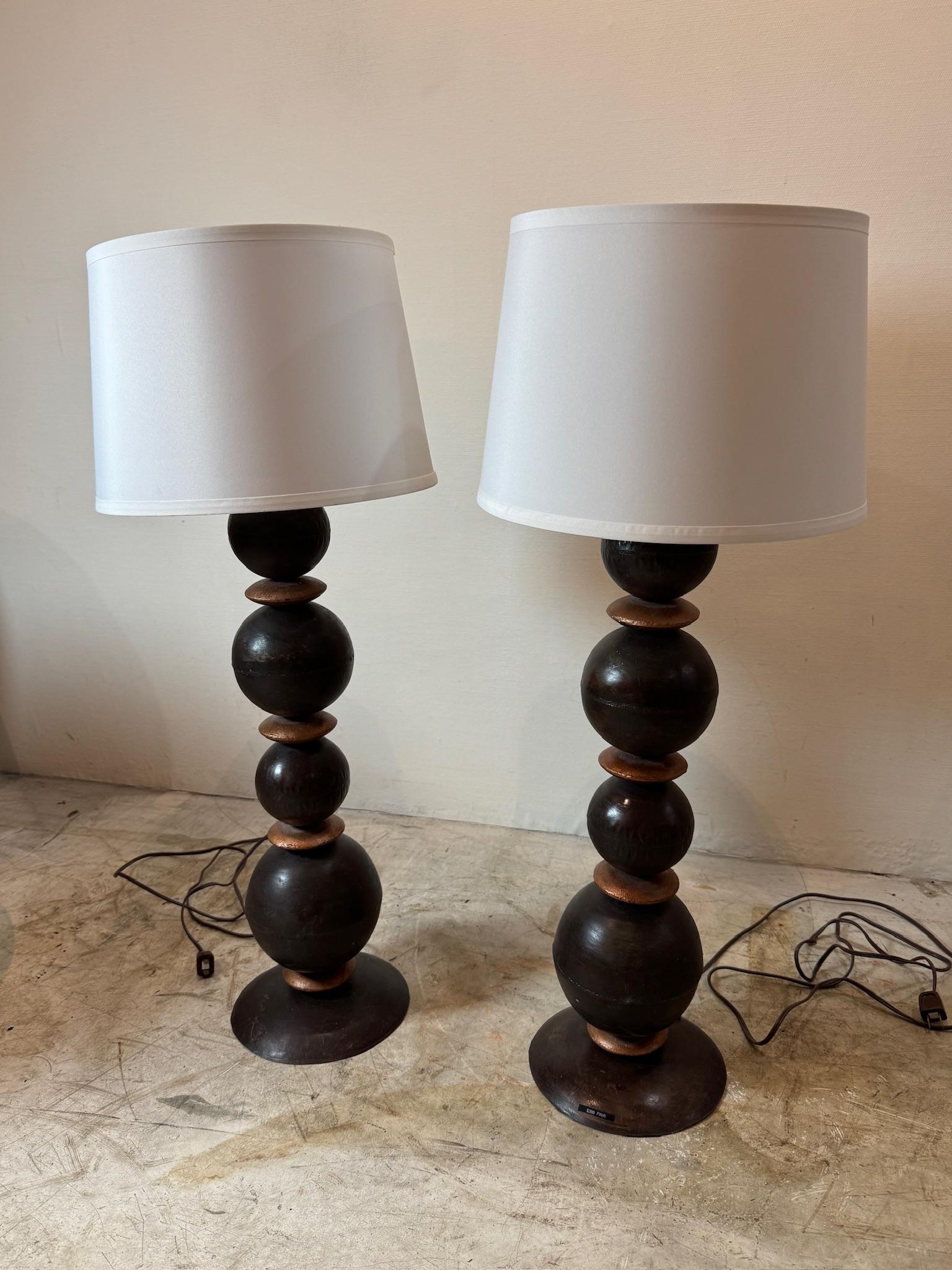 Paar Vintage-Tischlampen aus Metall mit weißen Trommelschirmen (amerikanisch) im Angebot