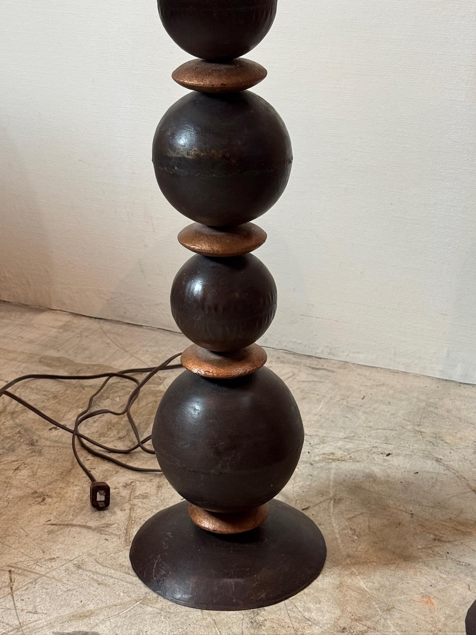 Paar Vintage-Tischlampen aus Metall mit weißen Trommelschirmen (Gebeizt) im Angebot