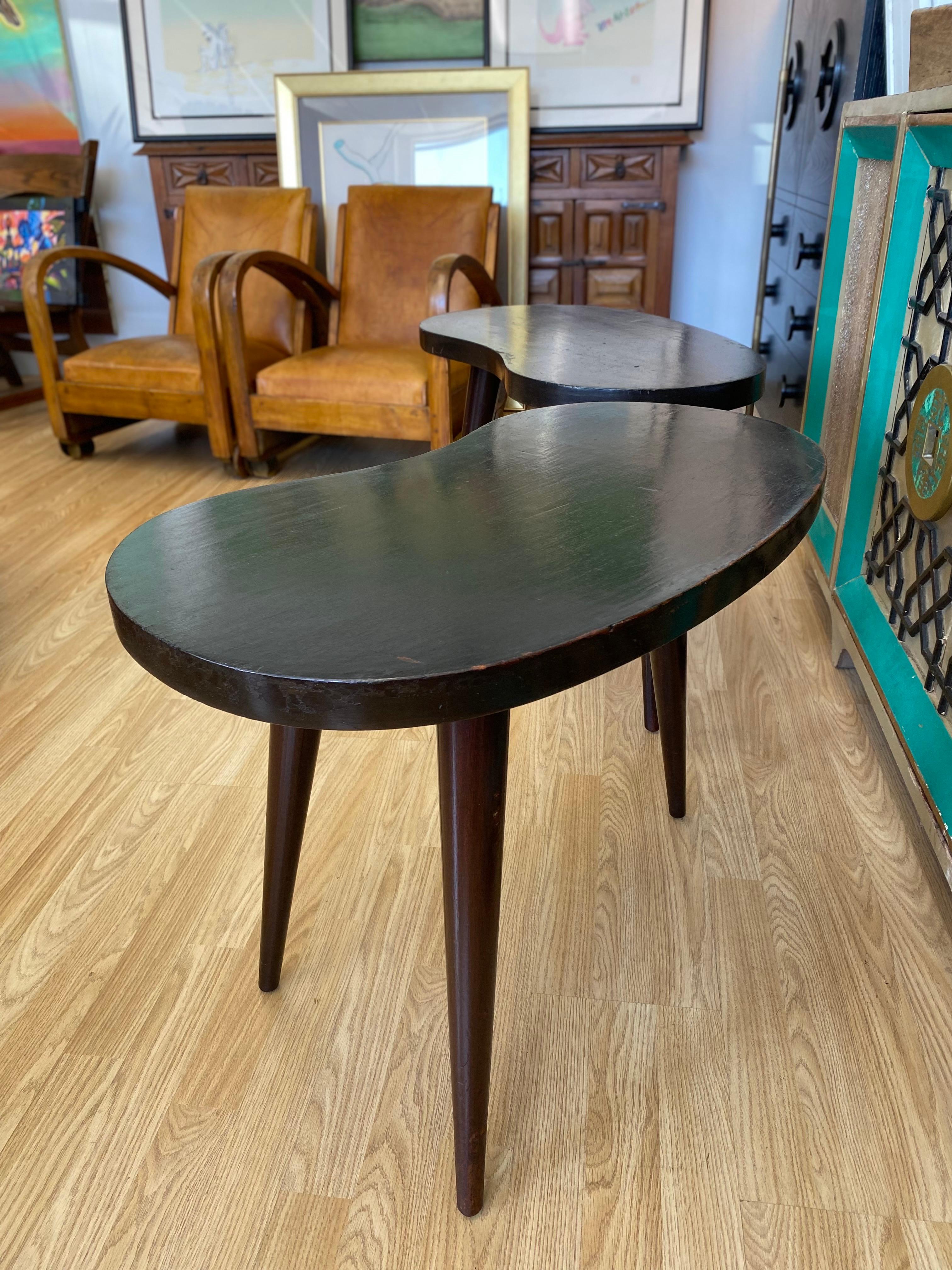 Pareja de mesas auxiliares mexicanas vintage con forma de riñón, circa años 60 Mexicano en venta