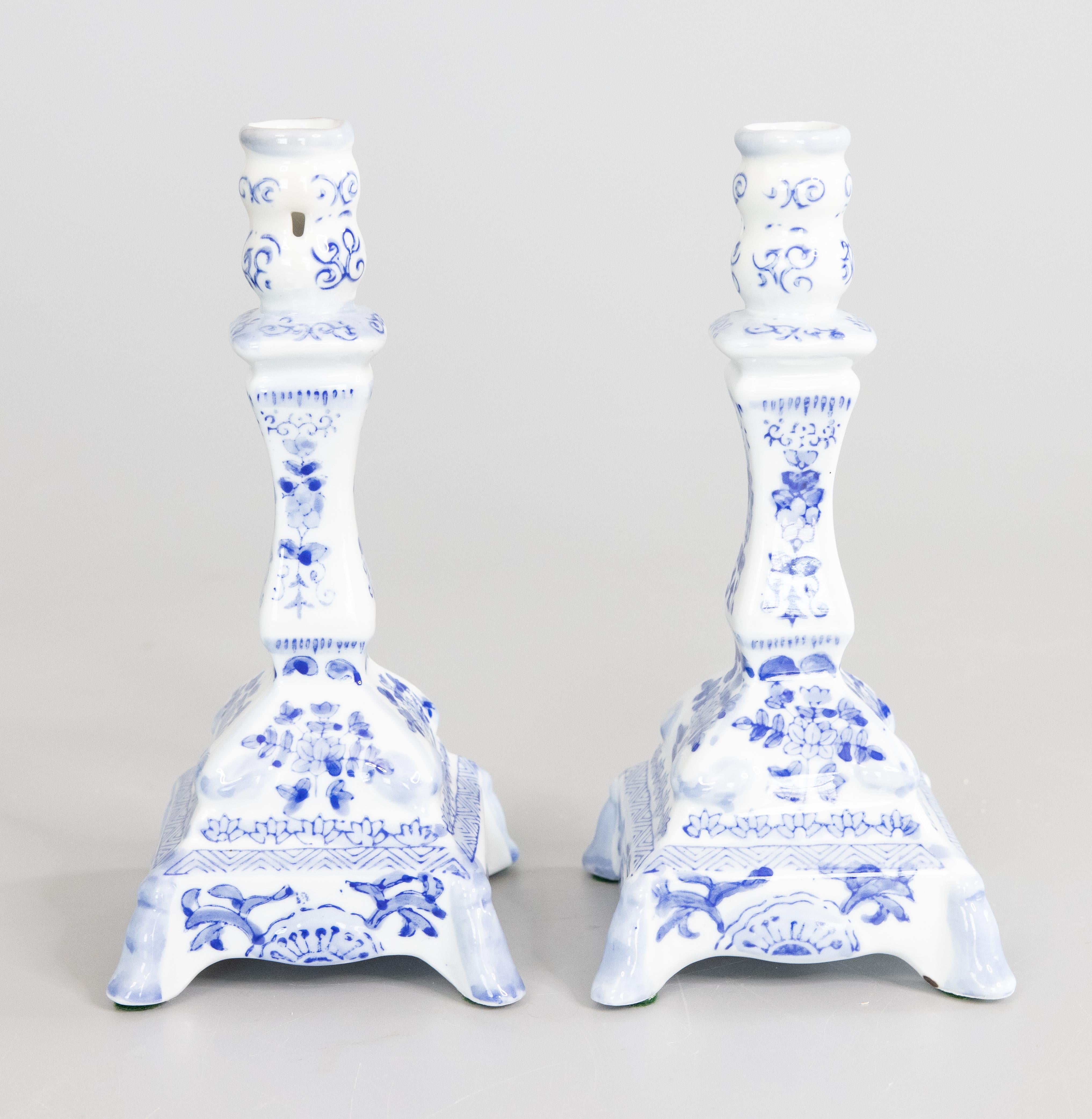 Une belle paire de chandeliers vintage du milieu du 20e siècle de style Delft, non marqués. Ces chandeliers raffinés sont décorés d'un magnifique motif floral dans un doux bleu et blanc.

DIMENSIONS
3,75ʺW × 3,75ʺD × 7,75ʺH
