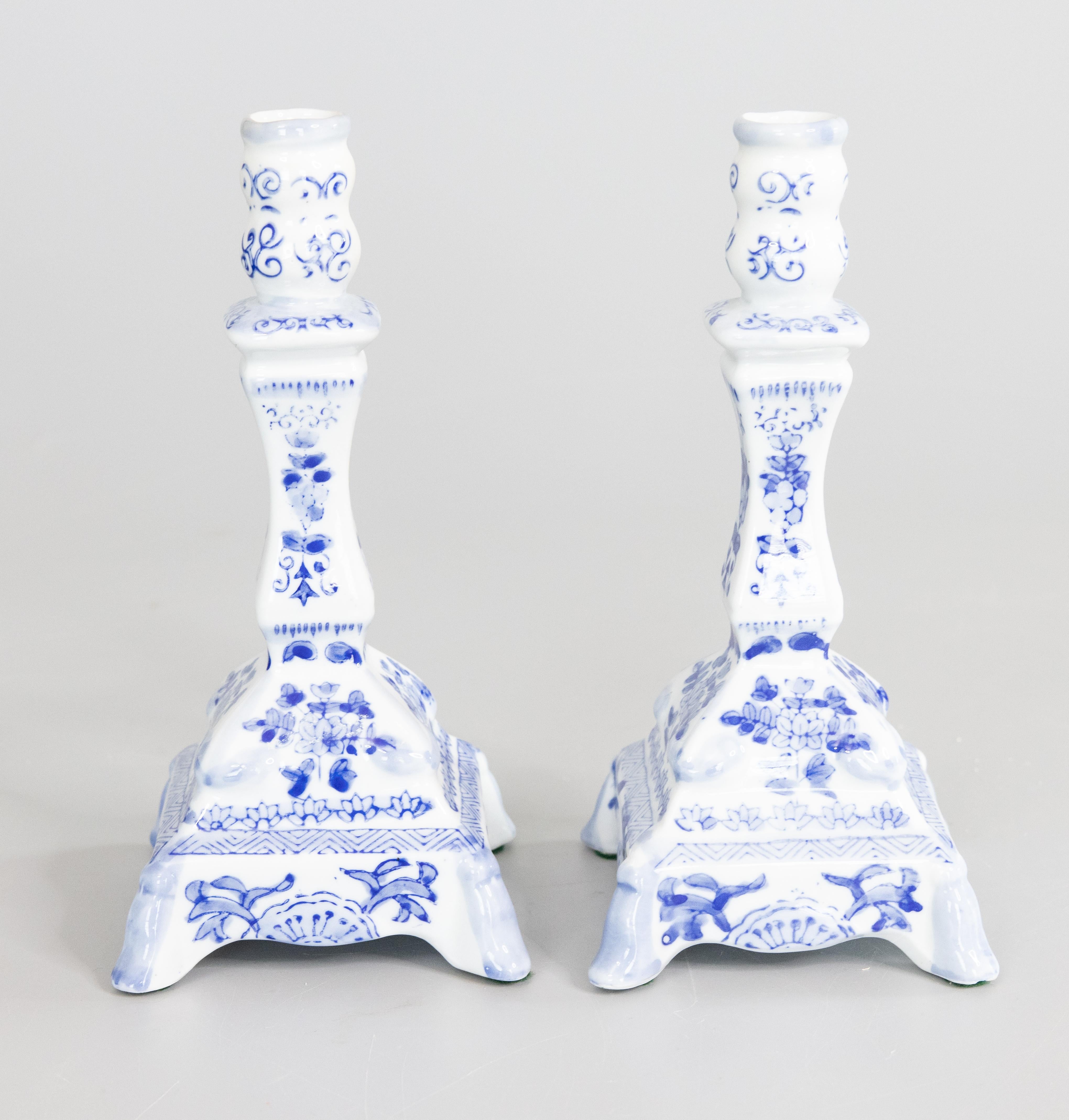 Inconnu Paire de chandeliers à fleurs de style Delft du milieu du 20e siècle en vente