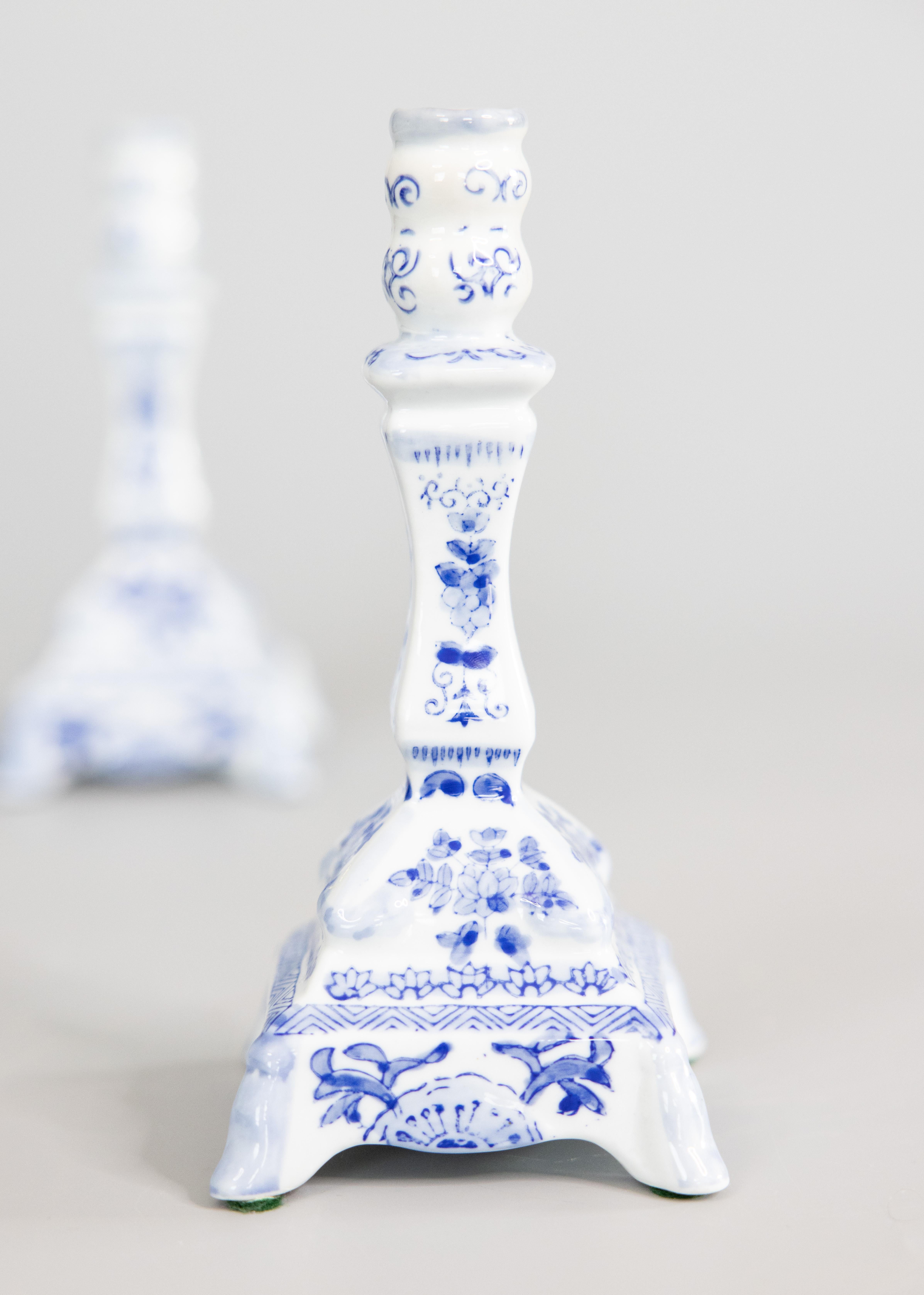 Paire de chandeliers à fleurs de style Delft du milieu du 20e siècle Bon état - En vente à Pearland, TX