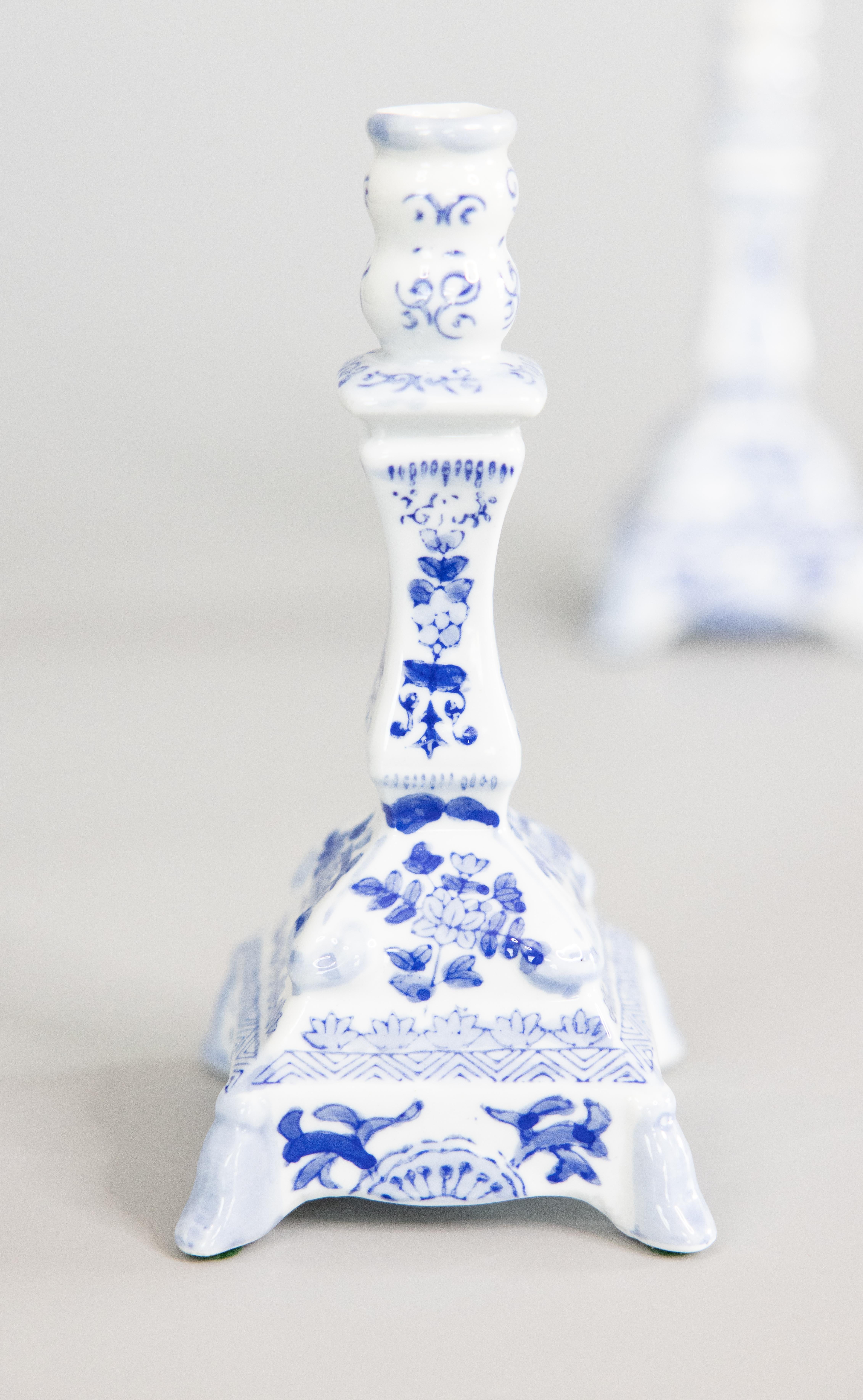 20ième siècle Paire de chandeliers à fleurs de style Delft du milieu du 20e siècle en vente