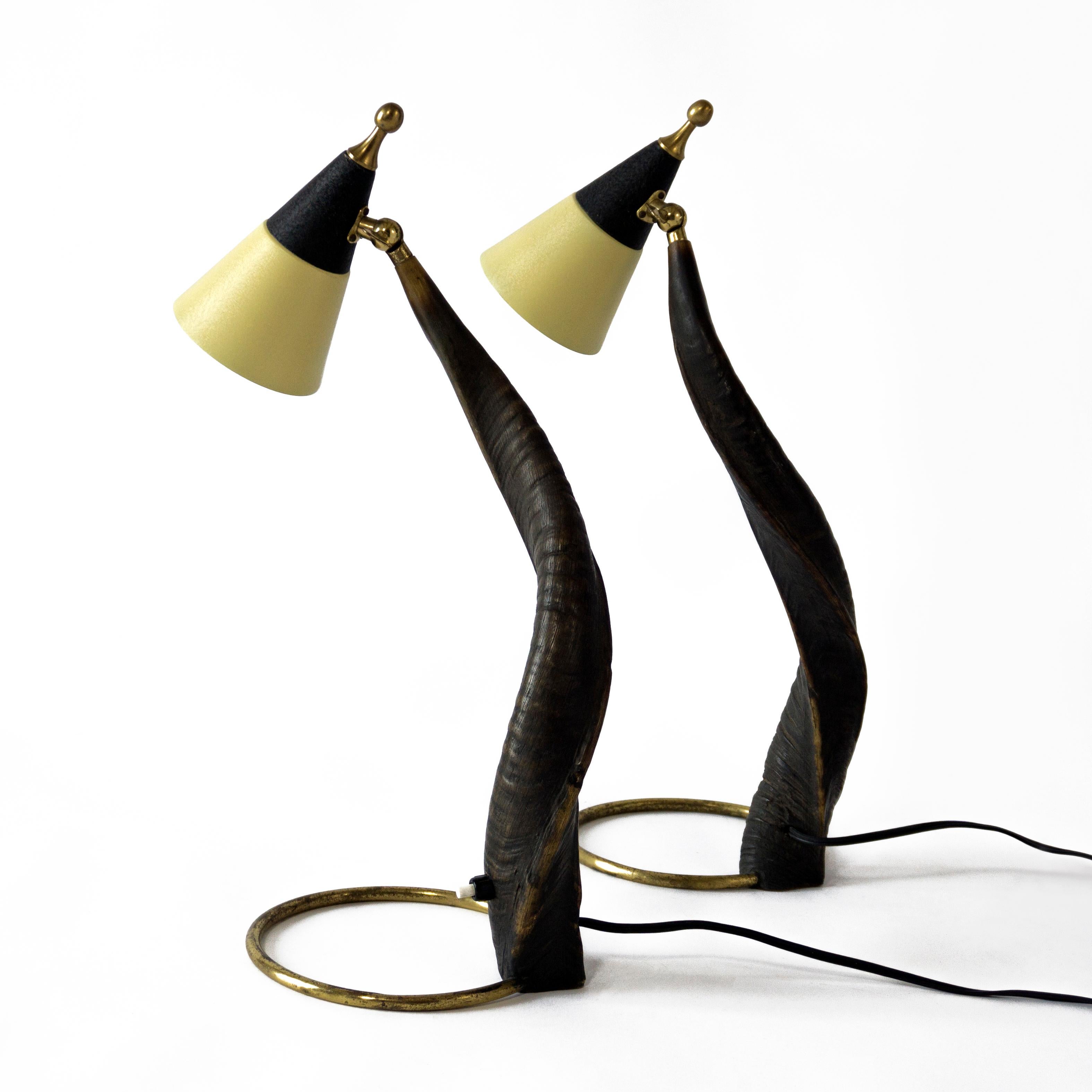 Mid-Century Modern  Paire de lampes de chevet en corne et laiton du milieu des années 1950 en vente