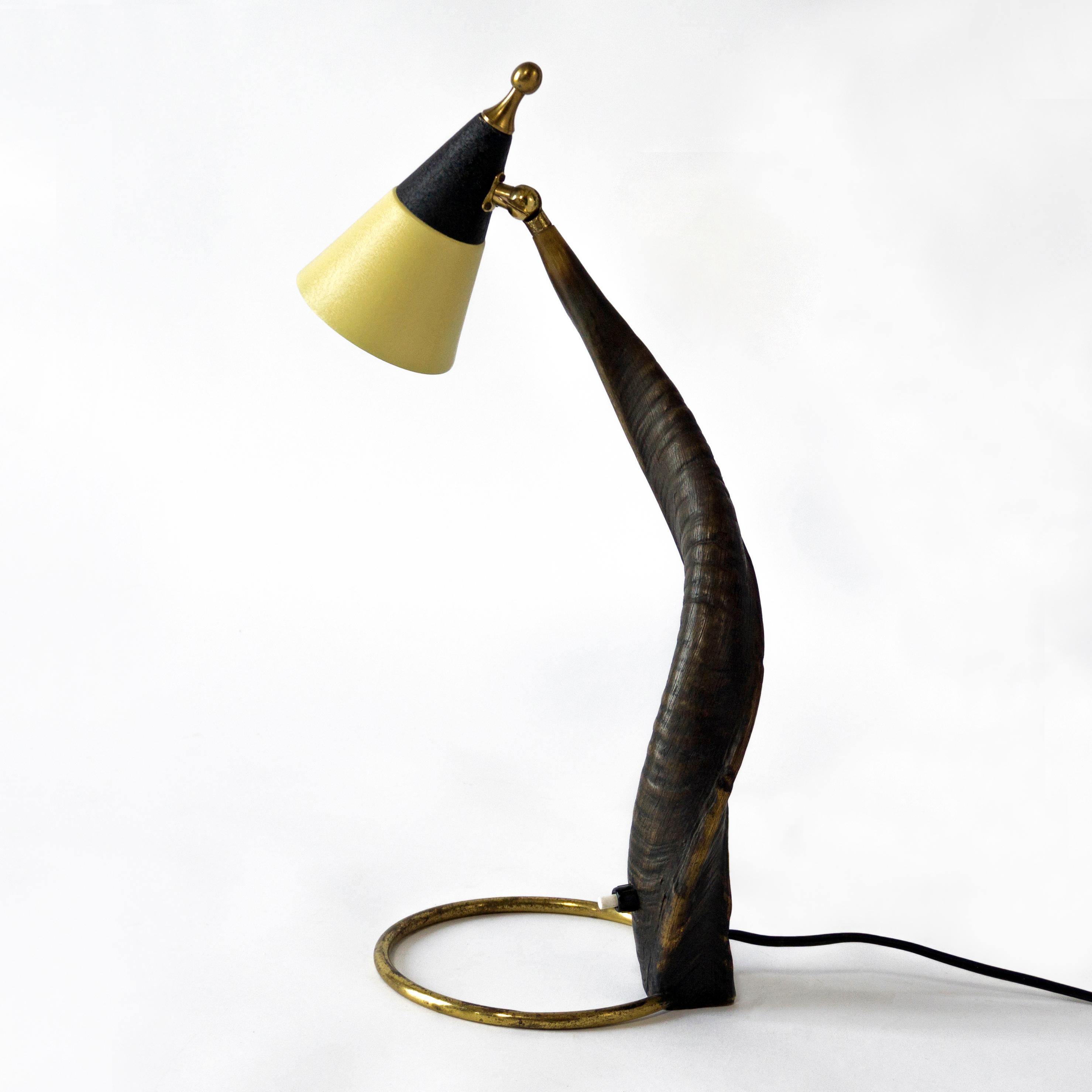 Corne  Paire de lampes de chevet en corne et laiton du milieu des années 1950 en vente