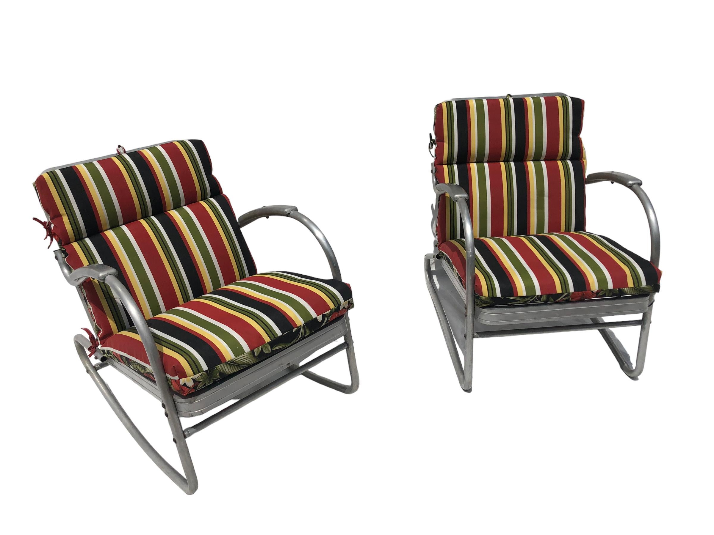 Paar Vintage Aluminium Terrassenstühle. Der eine ist eine Wippe und der andere ein normaler Stuhl. Die Kissen sind von der Stange und könnten eine maßgeschneiderte Kissen verwenden. Signiert auf dem Rahmen 