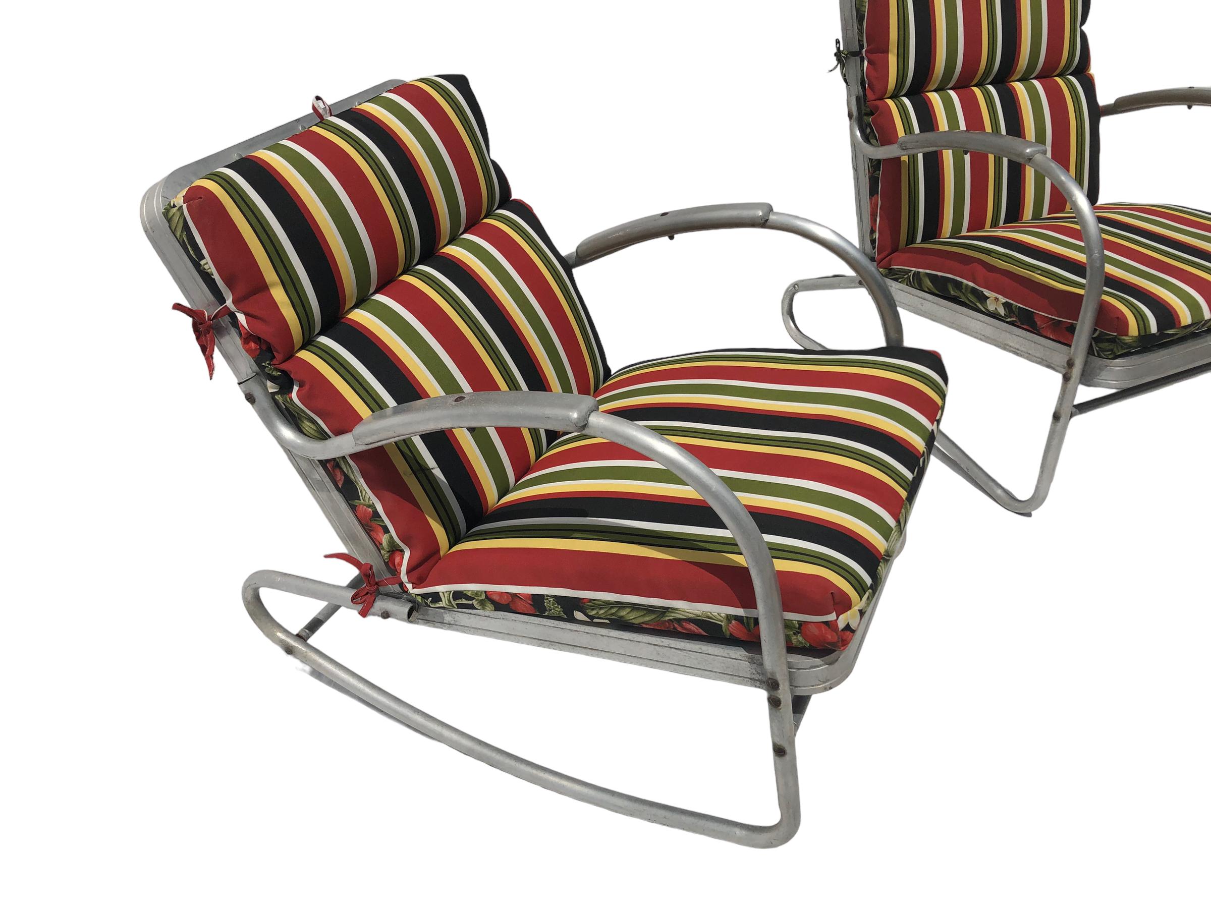 Paar von  Vintage Mid Century Aluminium Patio Stühle. (Moderne der Mitte des Jahrhunderts) im Angebot