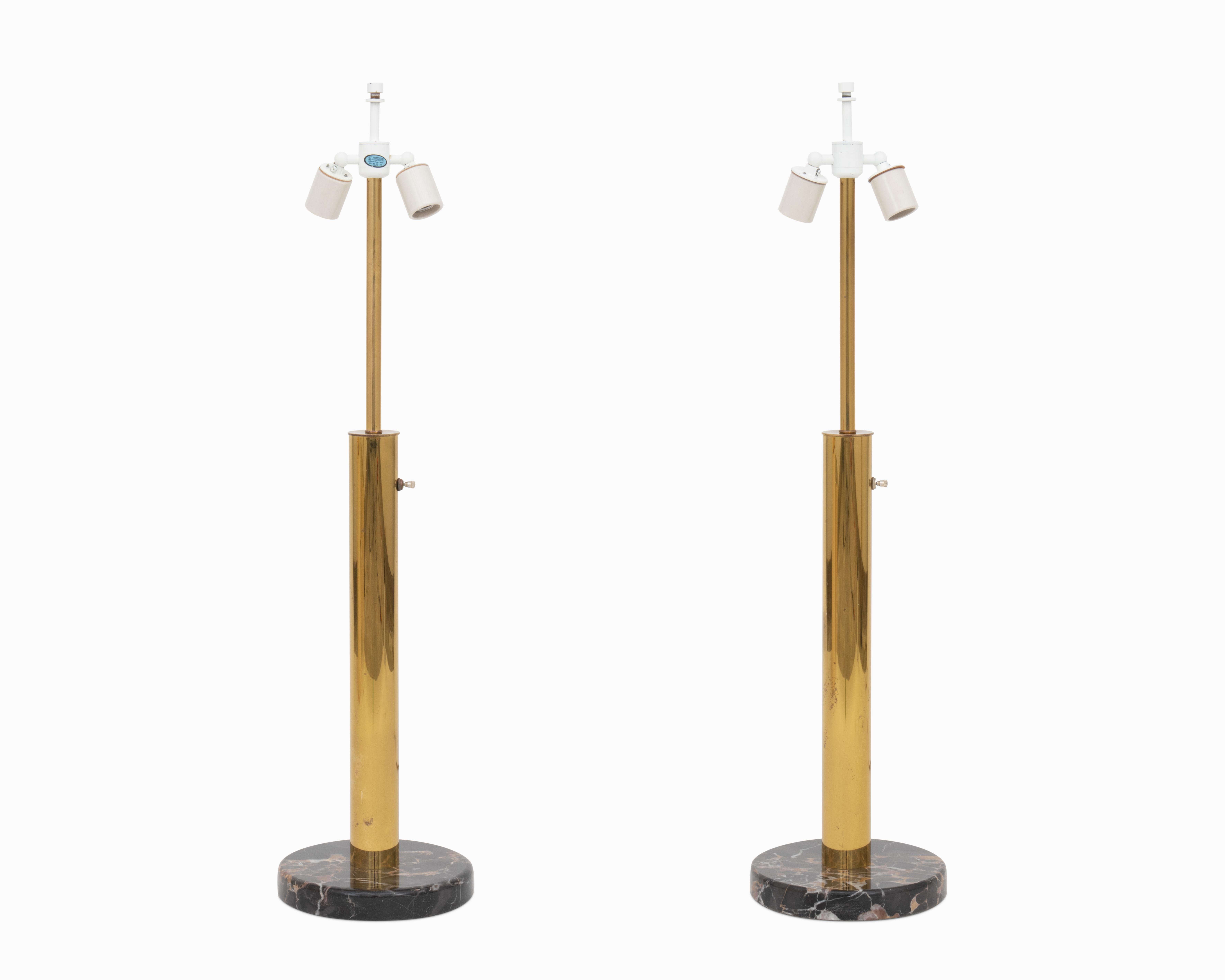 Mid-Century Modern Paire de lampes de table en laiton et marbre du milieu du siècle dernier par Nessen en vente