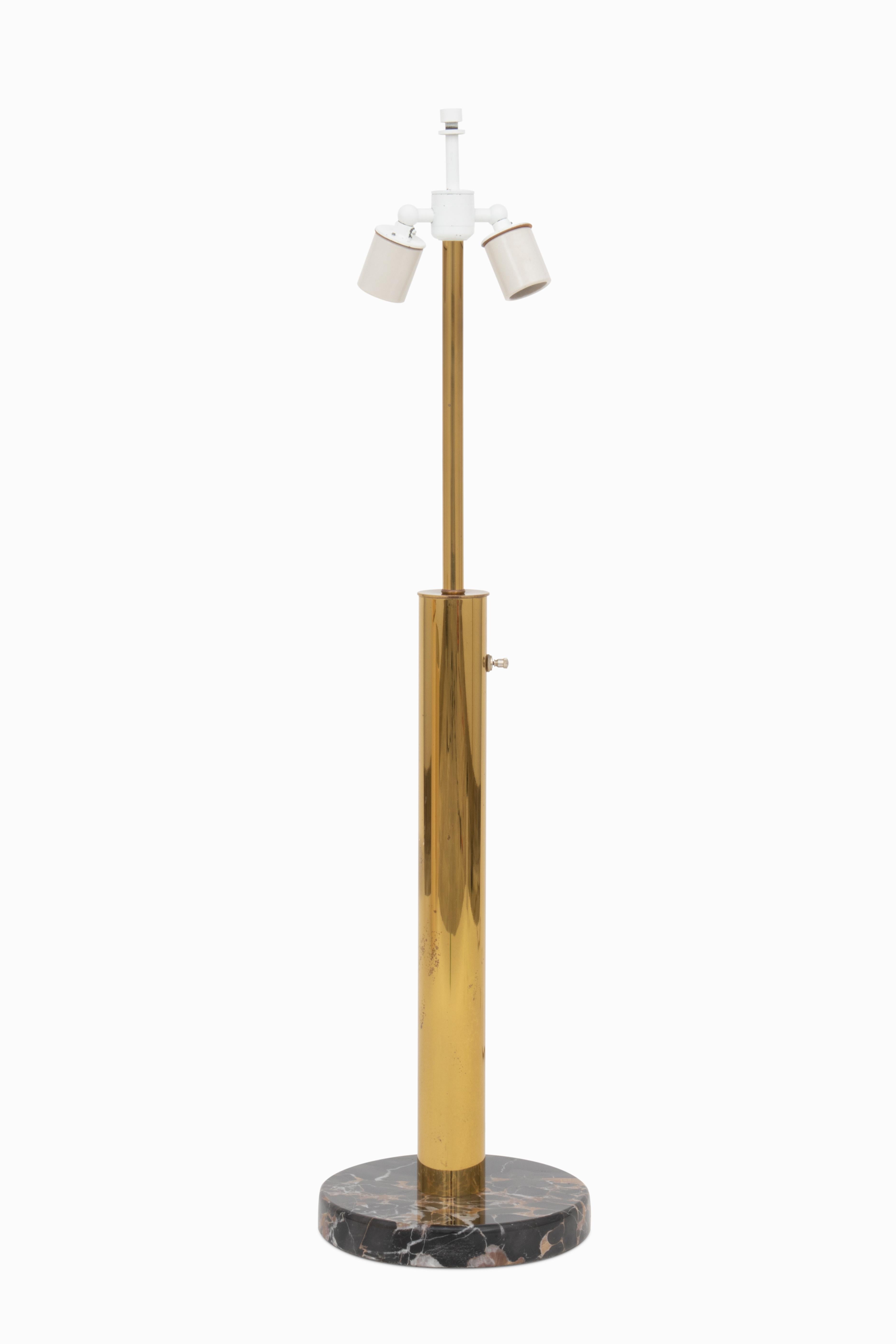 Laiton Paire de lampes de table en laiton et marbre du milieu du siècle dernier par Nessen en vente