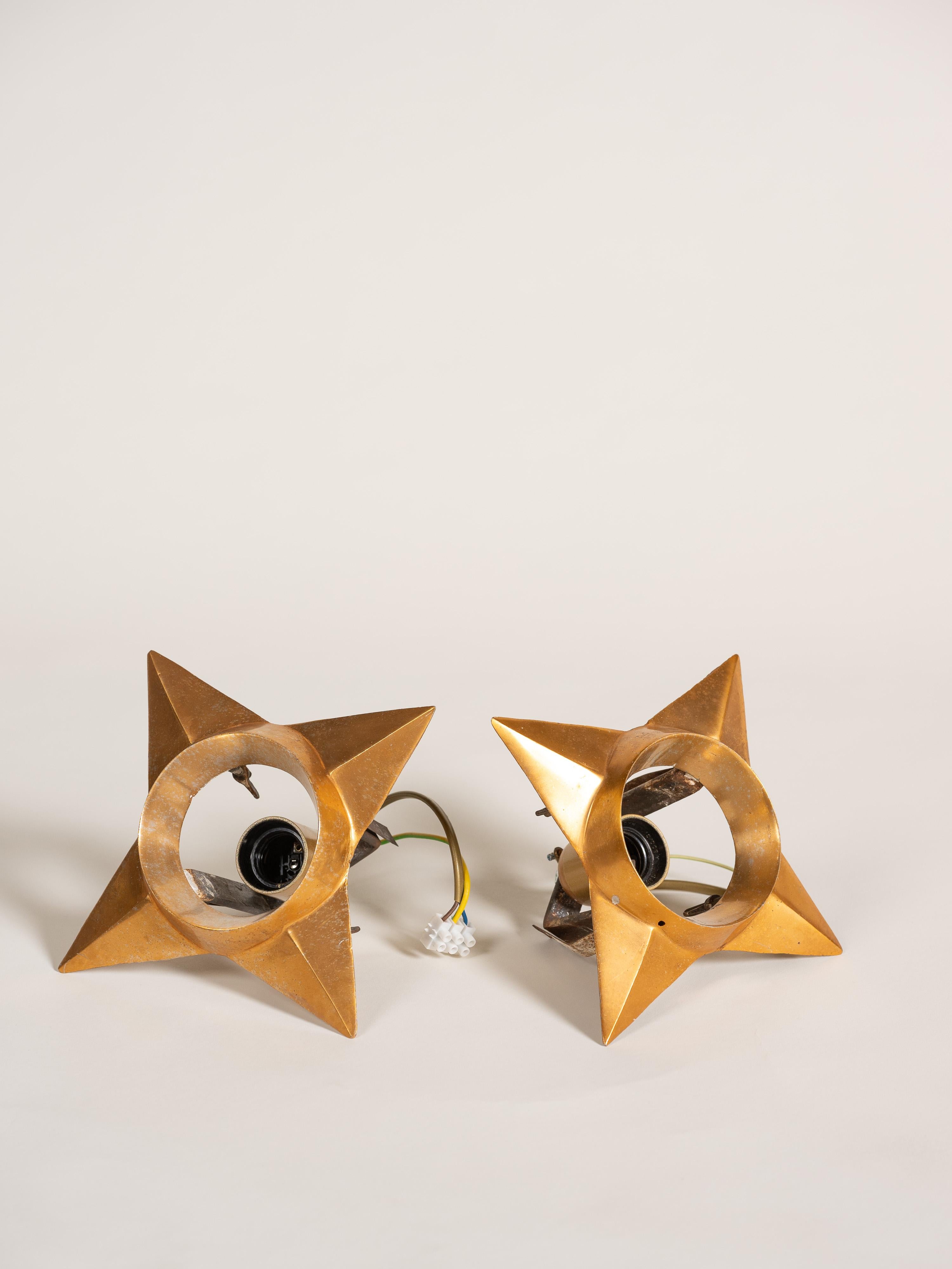 Queste spettacolari applique da soffitto spagnole in ottone vintage della metà del XX secolo sono progettate per essere montate a incasso. La forma minimalista e geometrica della stella a quattro punte si allinea ai motivi 