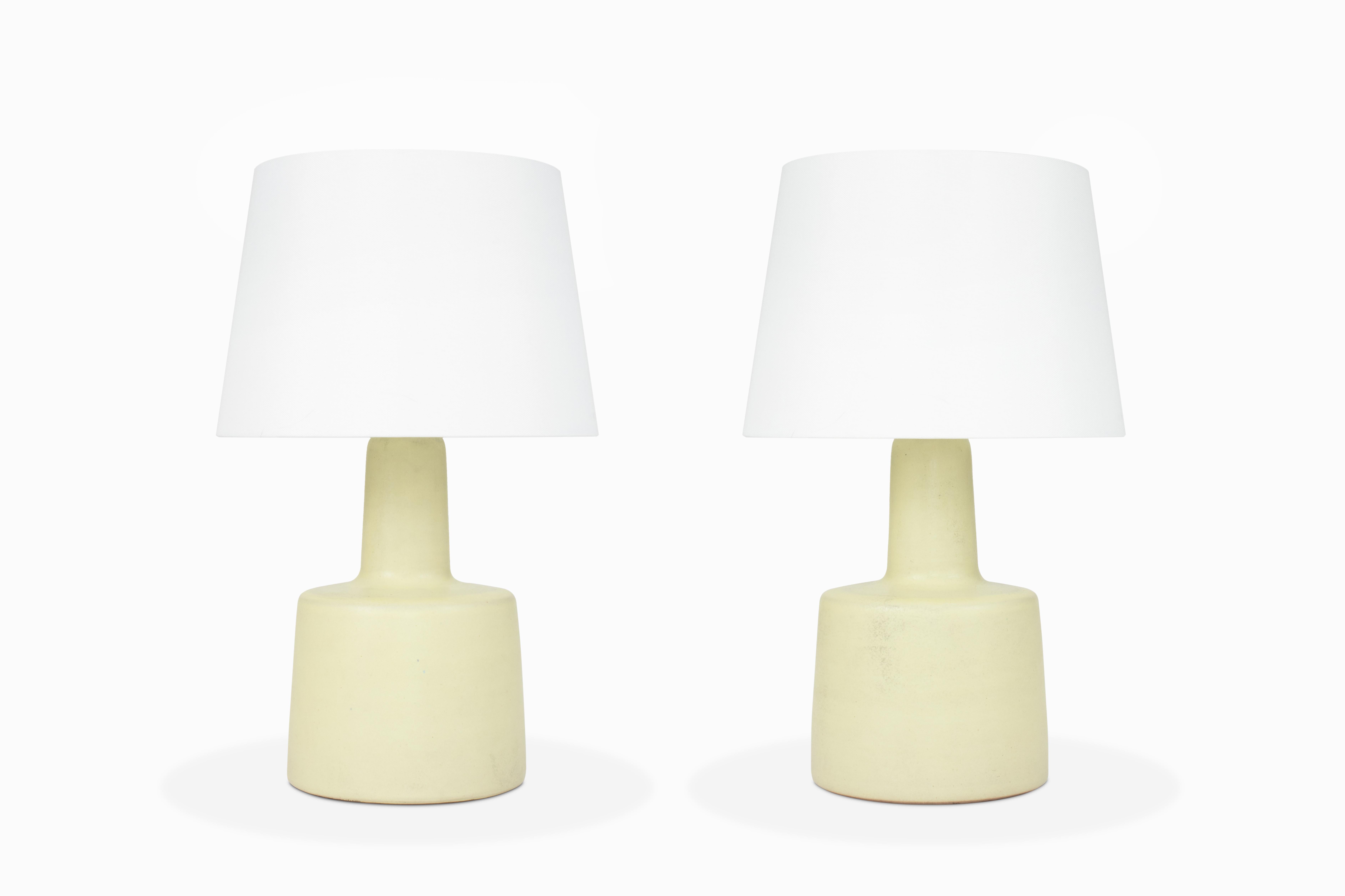 Voici une magnifique paire de lampes de table en céramique de Jane et Gordon Martz dans une glaçure unique de couleur citron. Ces lampes M105 sont de petite taille, avec un diamètre d'environ 6,25 pouces et une hauteur de 12 pouces. Elles sont