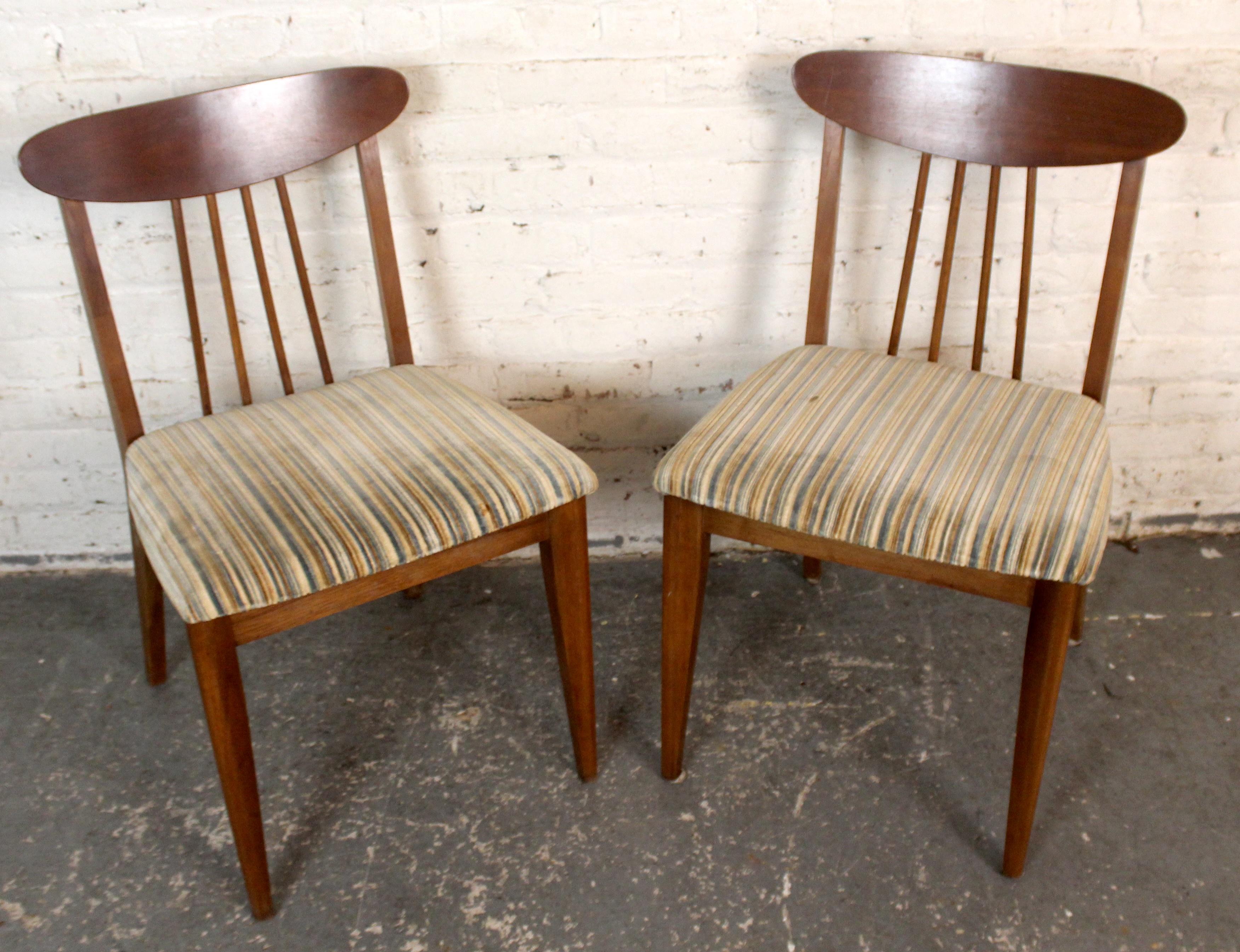 Una raffinata coppia di sedie da pranzo vintage del Mid-Century di Heritage-Henredon, che mostra la tipica miscela di artigianato e design elegante del marchio. Caratterizzate da strutture in legno scolpito con schienali dolcemente curvi e gambe