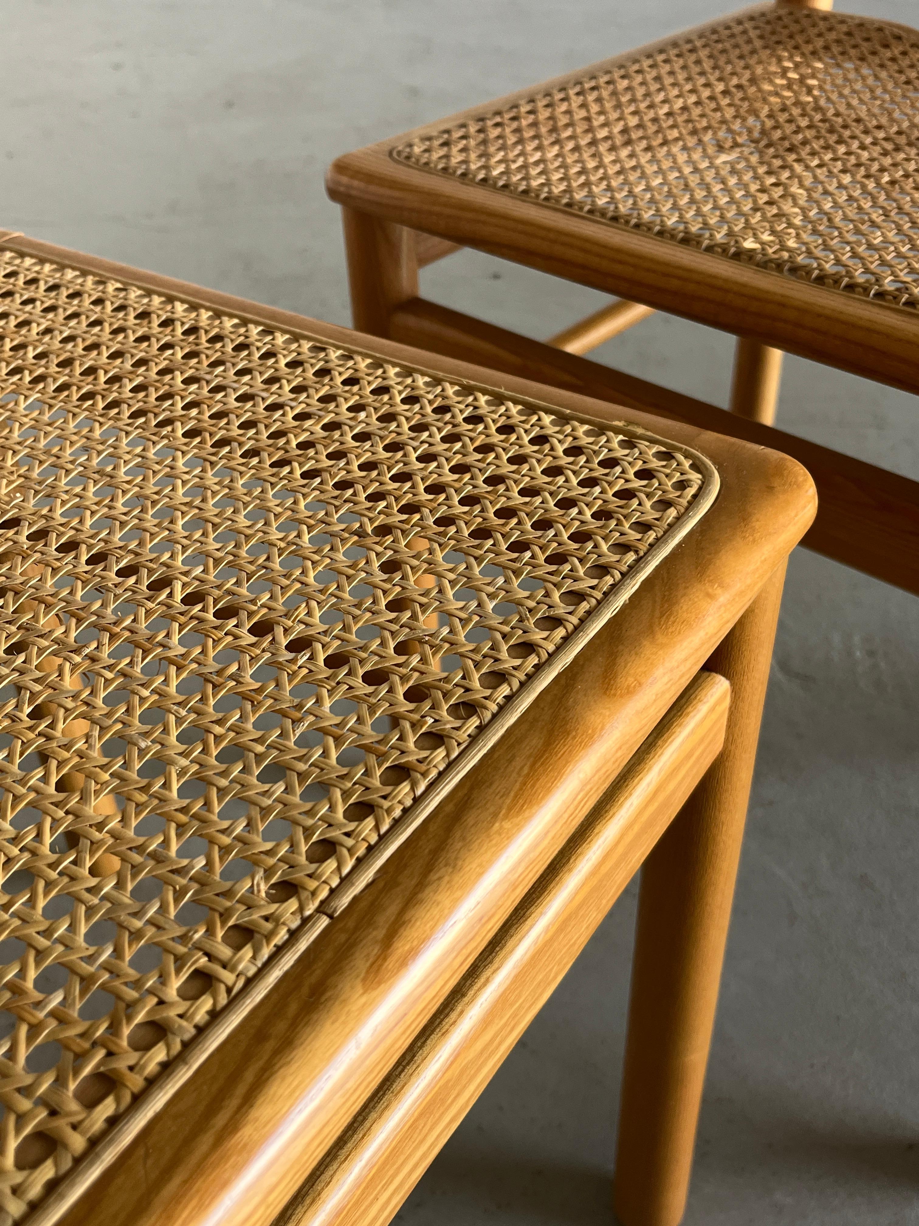Paire de chaises de salle à manger du milieu du siècle dernier en bois laqué et rotin, Italie, années 80 en vente 3