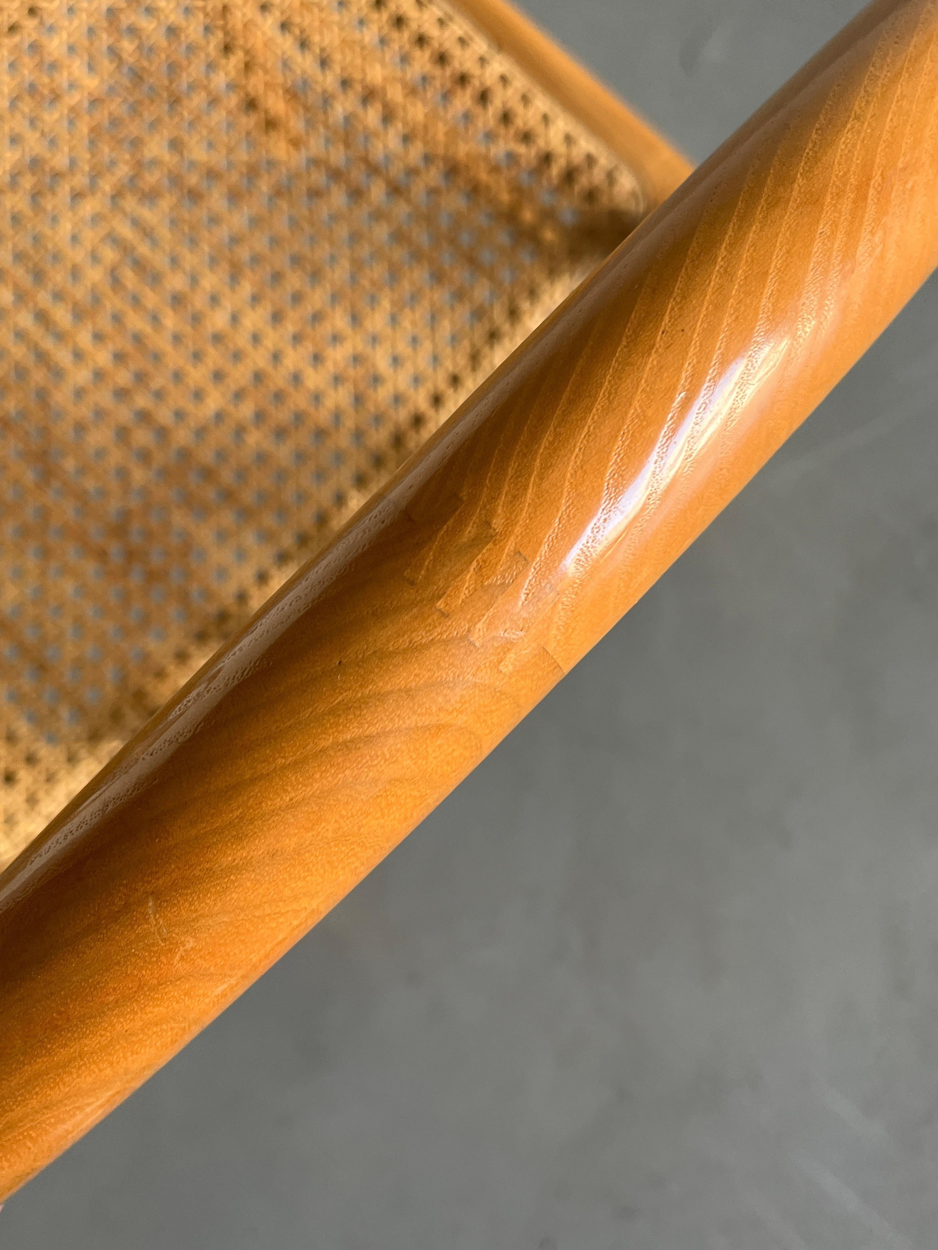 Paire de chaises de salle à manger du milieu du siècle dernier en bois laqué et rotin, Italie, années 80 en vente 4
