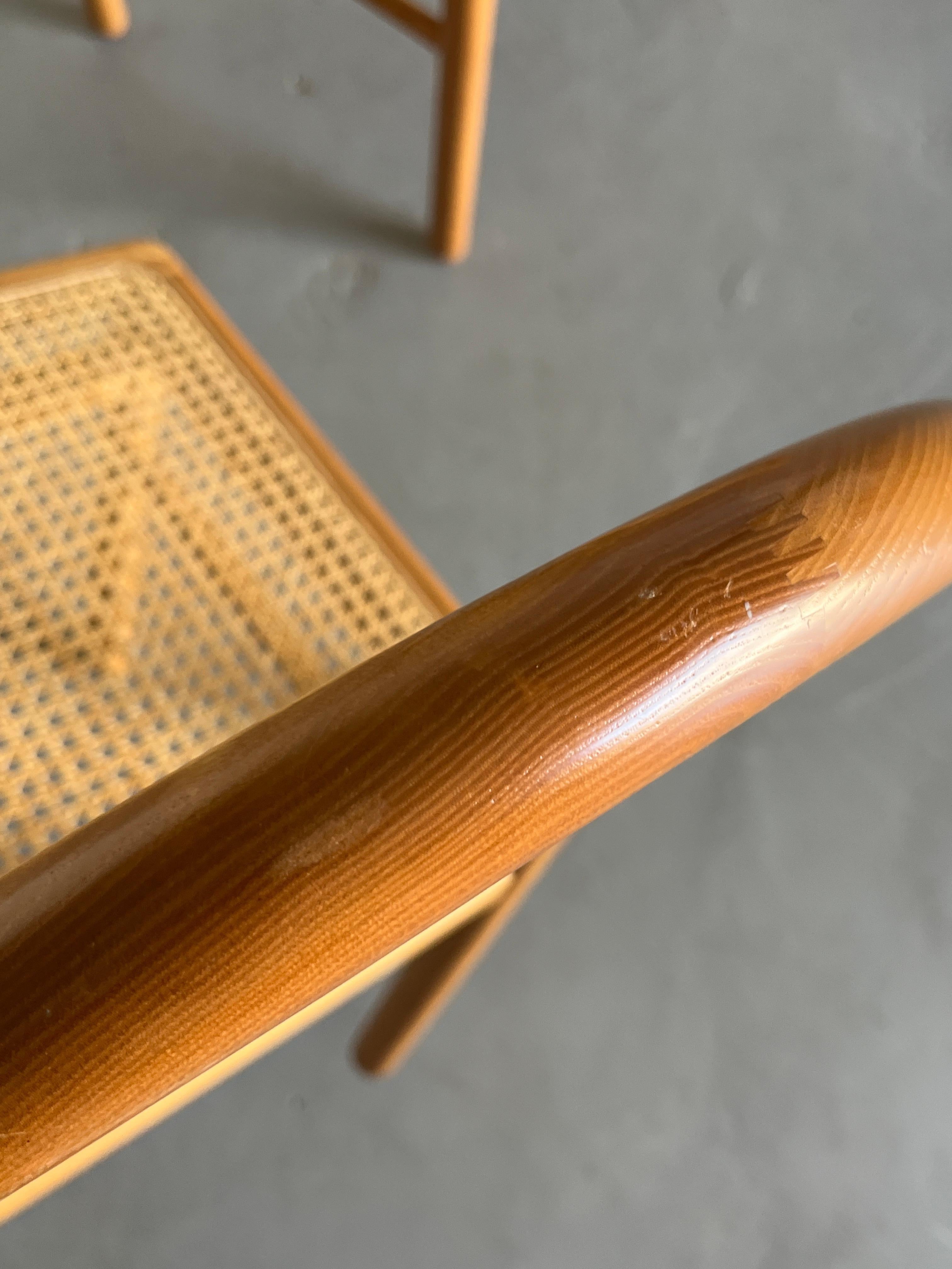 Paire de chaises de salle à manger du milieu du siècle dernier en bois laqué et rotin, Italie, années 80 en vente 6