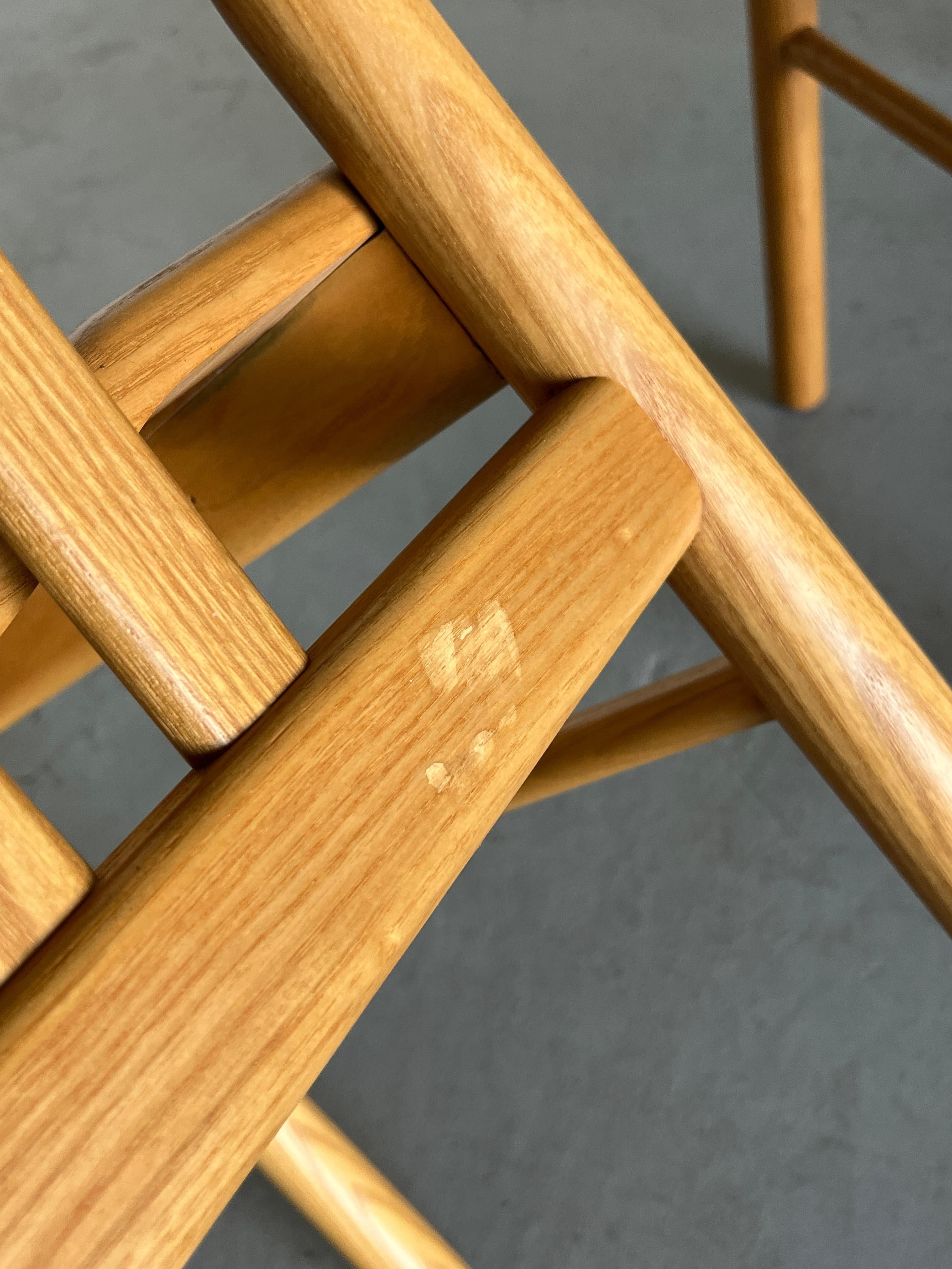 Paire de chaises de salle à manger du milieu du siècle dernier en bois laqué et rotin, Italie, années 80 en vente 7