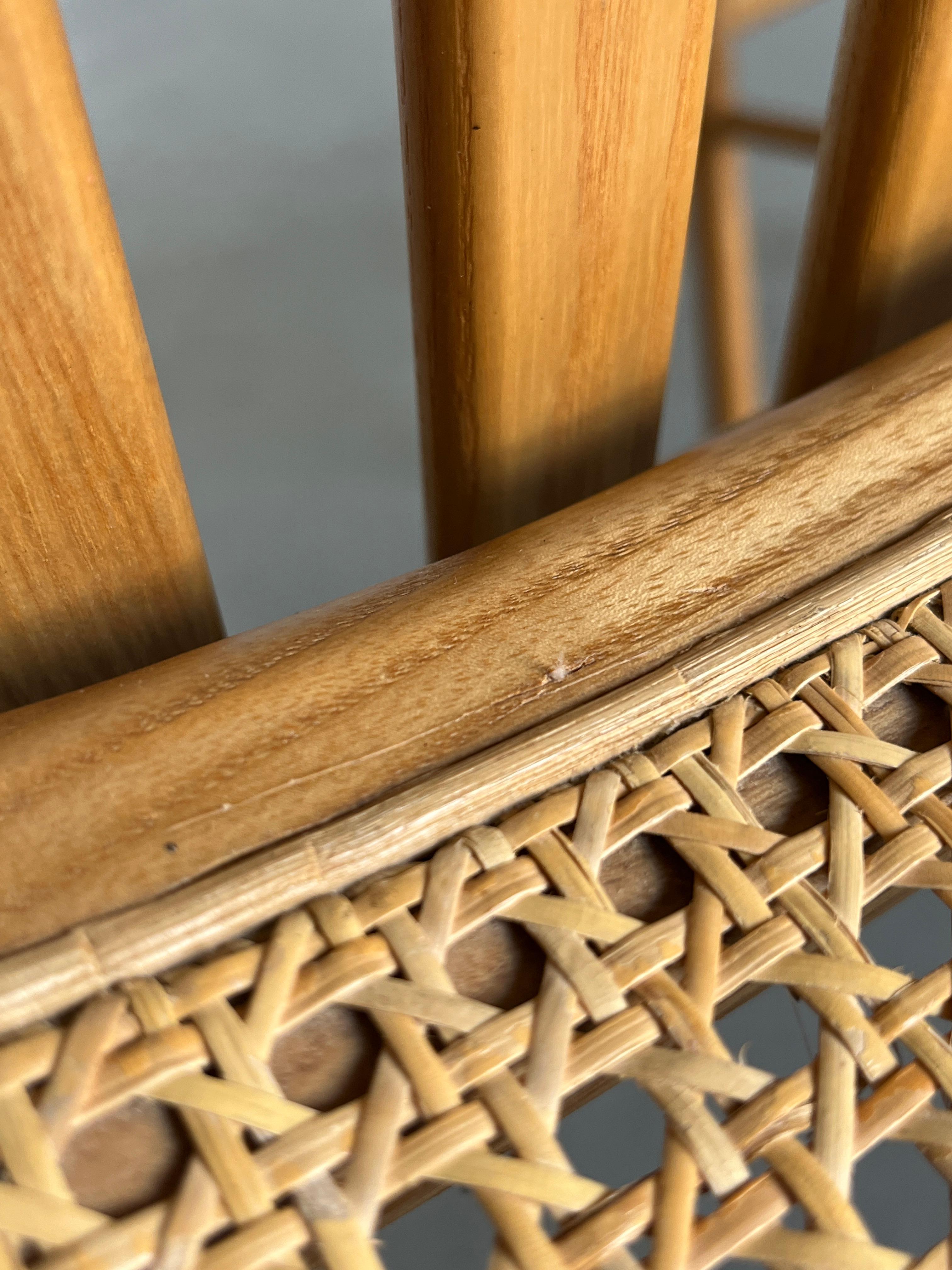 Paire de chaises de salle à manger du milieu du siècle dernier en bois laqué et rotin, Italie, années 80 en vente 9