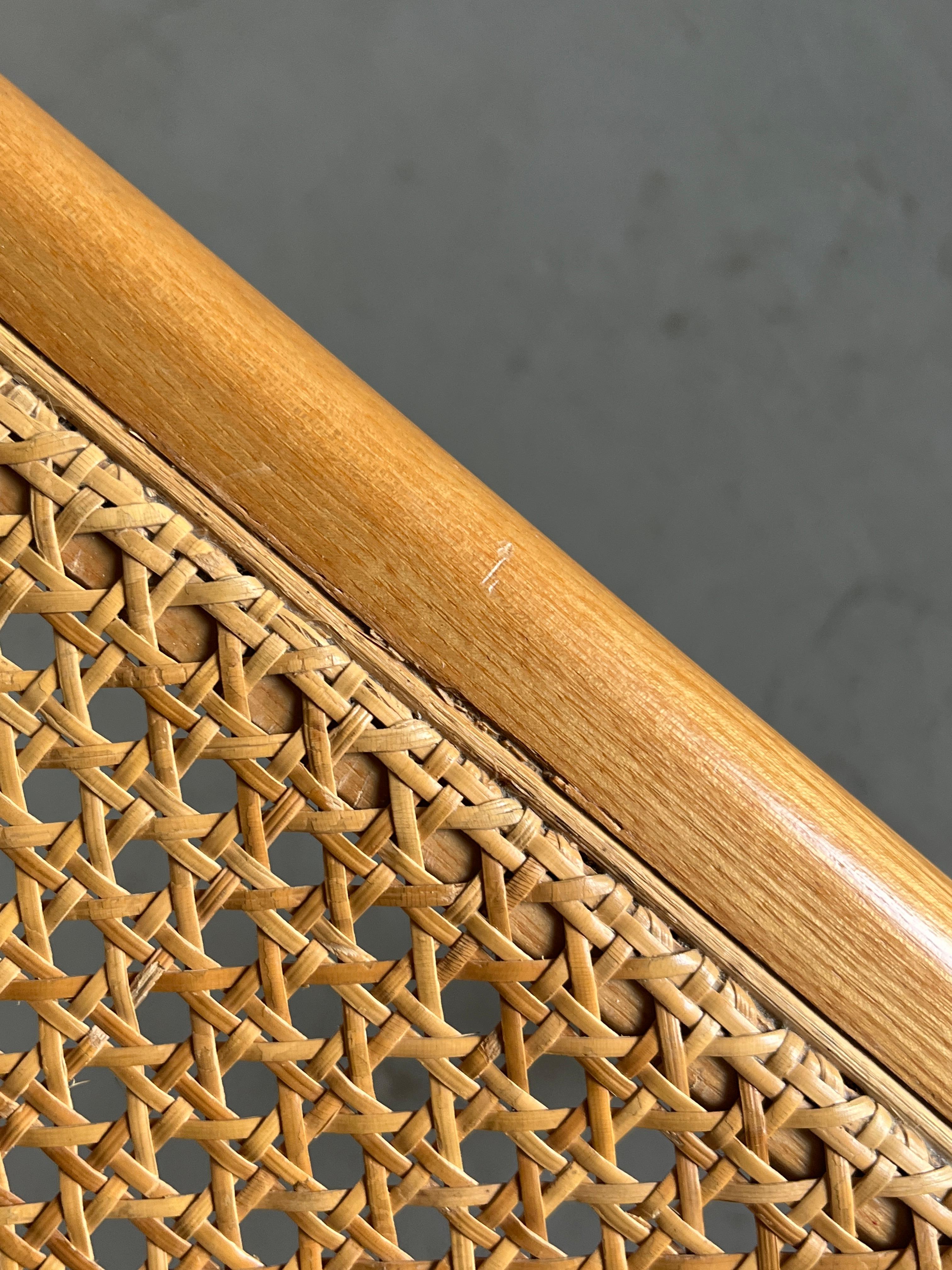 Paire de chaises de salle à manger du milieu du siècle dernier en bois laqué et rotin, Italie, années 80 en vente 11