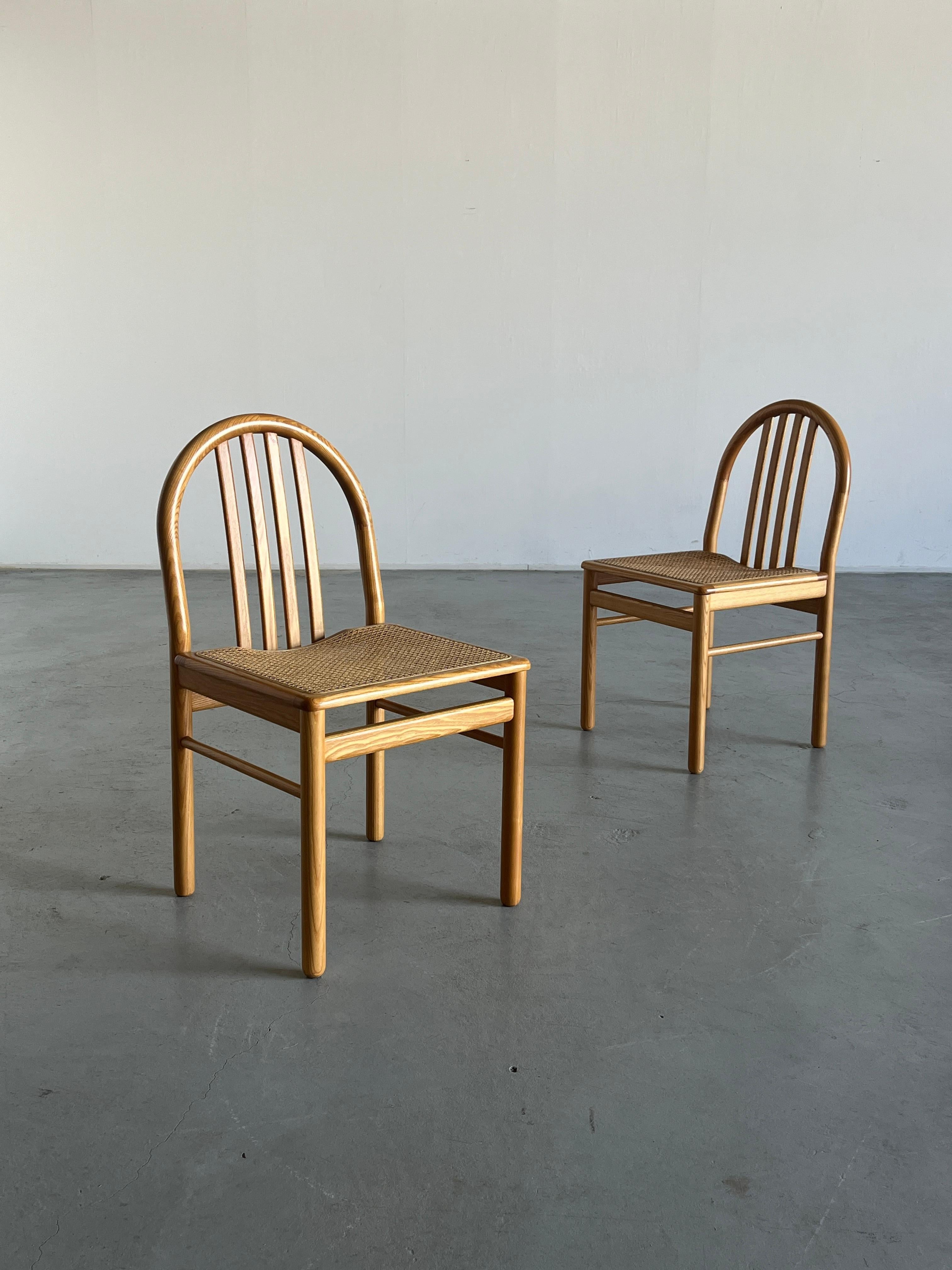 Paire de chaises de salle à manger vintage du milieu du siècle dernier, fabriquées en bois courbé laqué avec des sièges cannelés, rappelant les designs d'Annig Sarian.
Produites en Italie dans les années 1980, ces chaises offrent un mélange de