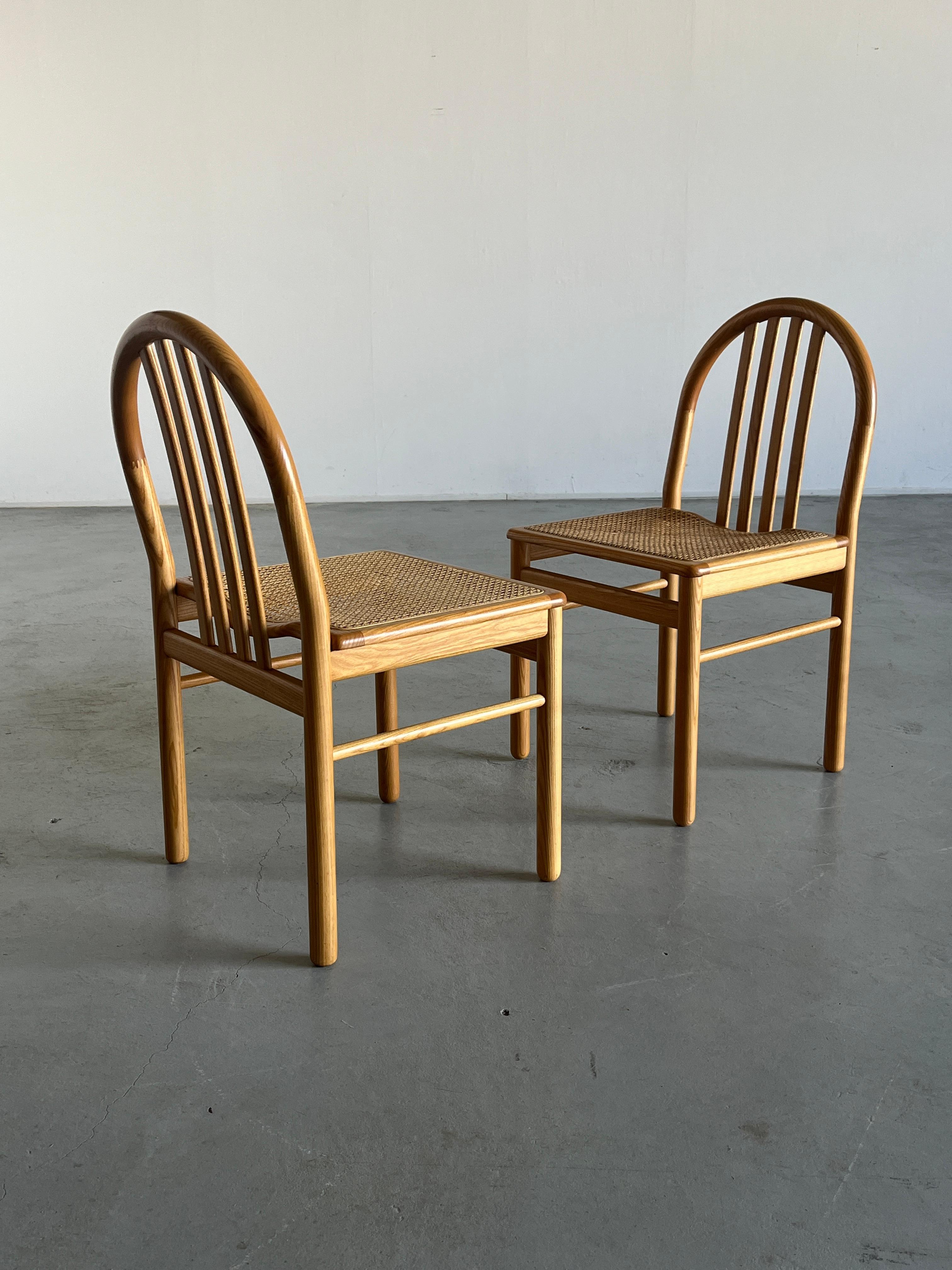Mid-Century Modern Paire de chaises de salle à manger du milieu du siècle dernier en bois laqué et rotin, Italie, années 80 en vente