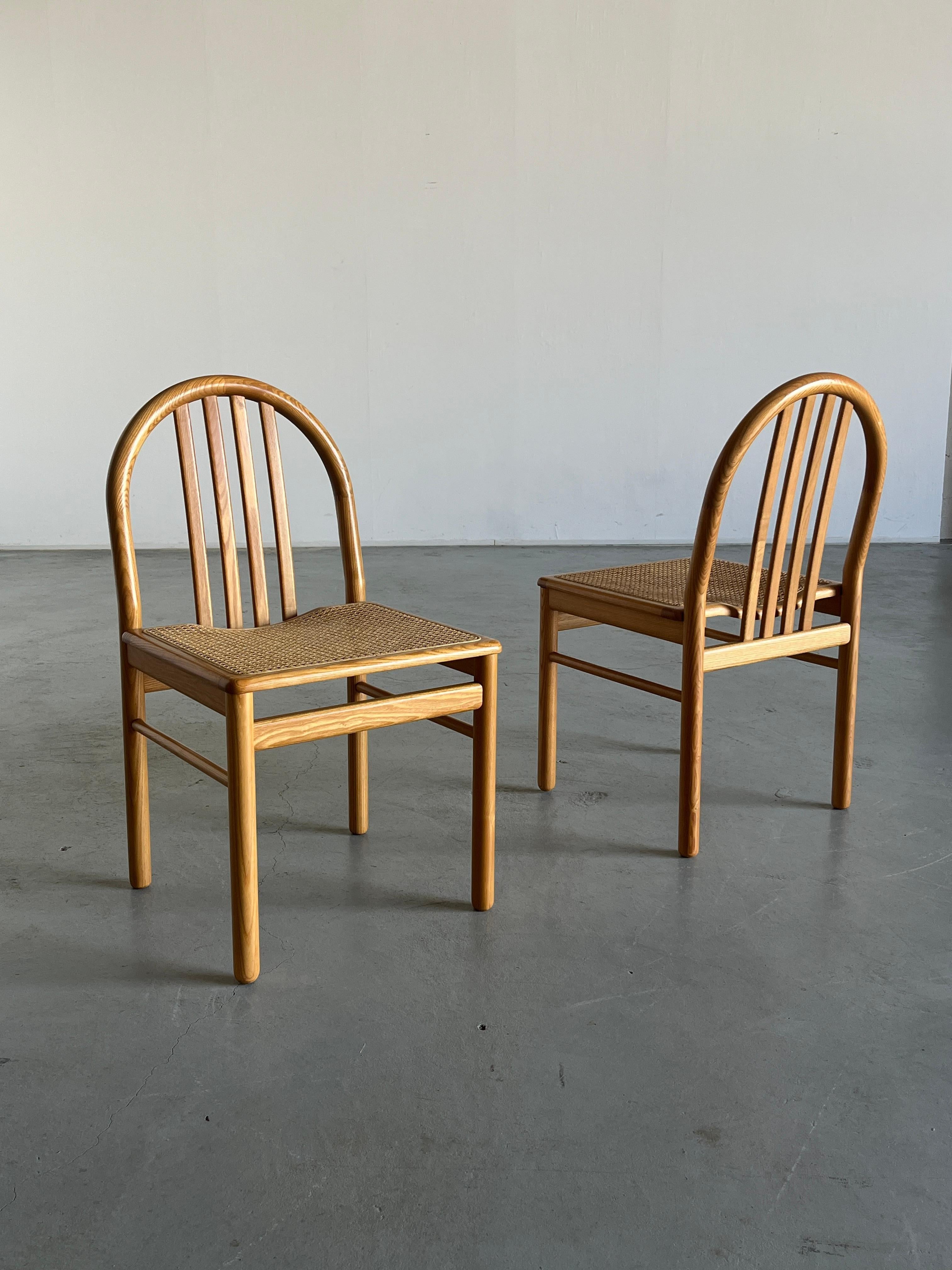 italien Paire de chaises de salle à manger du milieu du siècle dernier en bois laqué et rotin, Italie, années 80 en vente