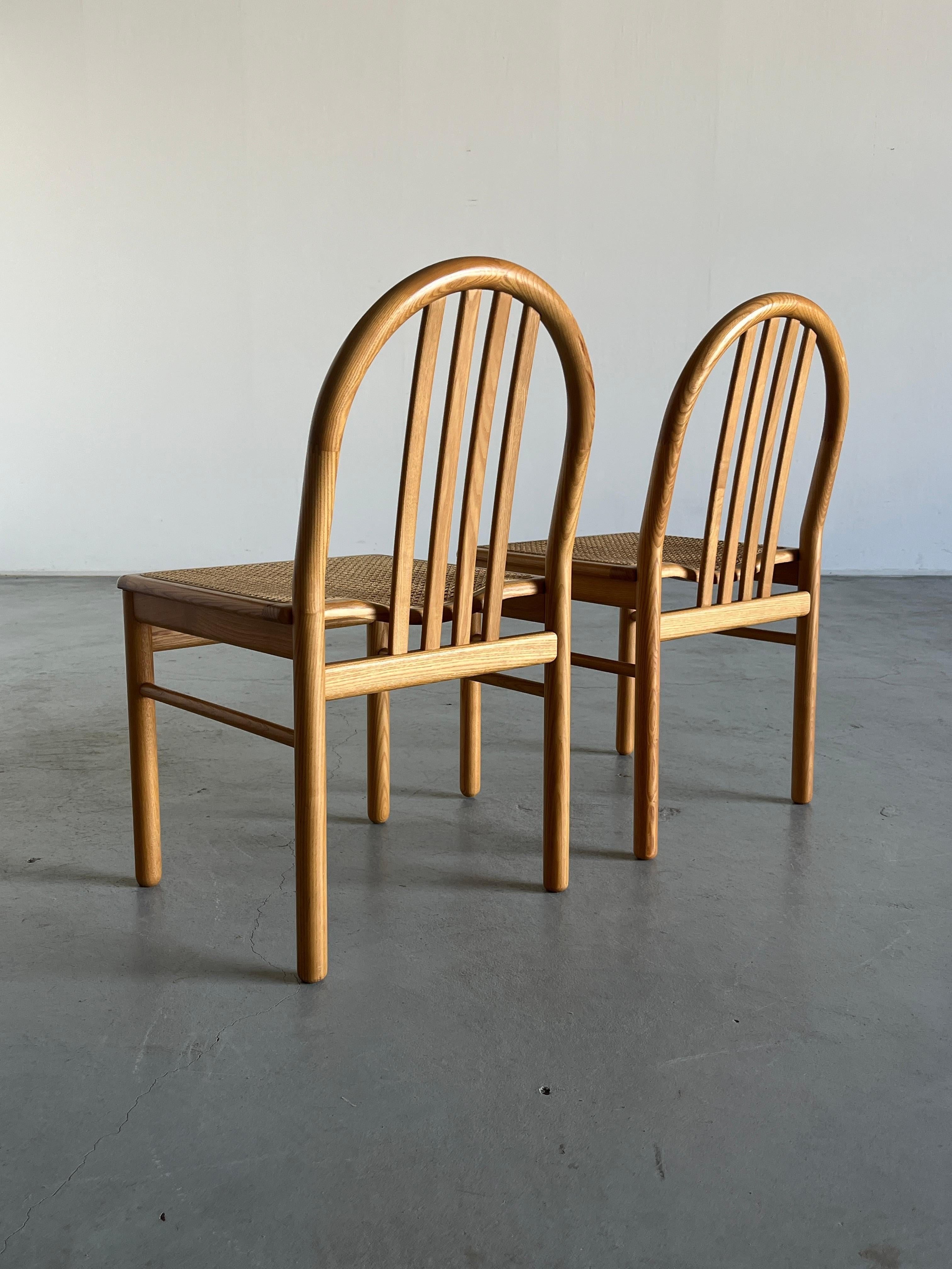 Paire de chaises de salle à manger du milieu du siècle dernier en bois laqué et rotin, Italie, années 80 Bon état - En vente à Zagreb, HR