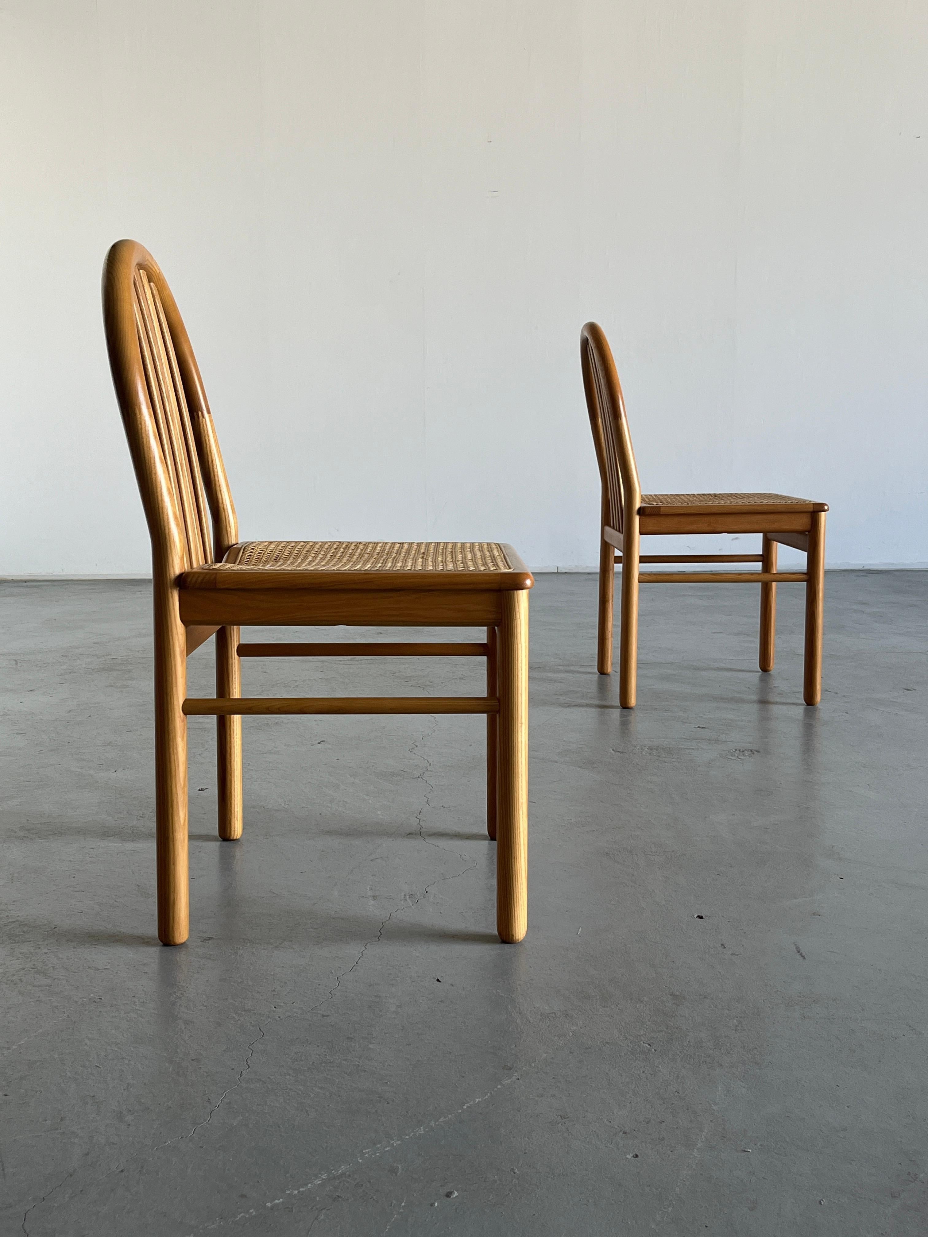 Fin du 20e siècle Paire de chaises de salle à manger du milieu du siècle dernier en bois laqué et rotin, Italie, années 80 en vente