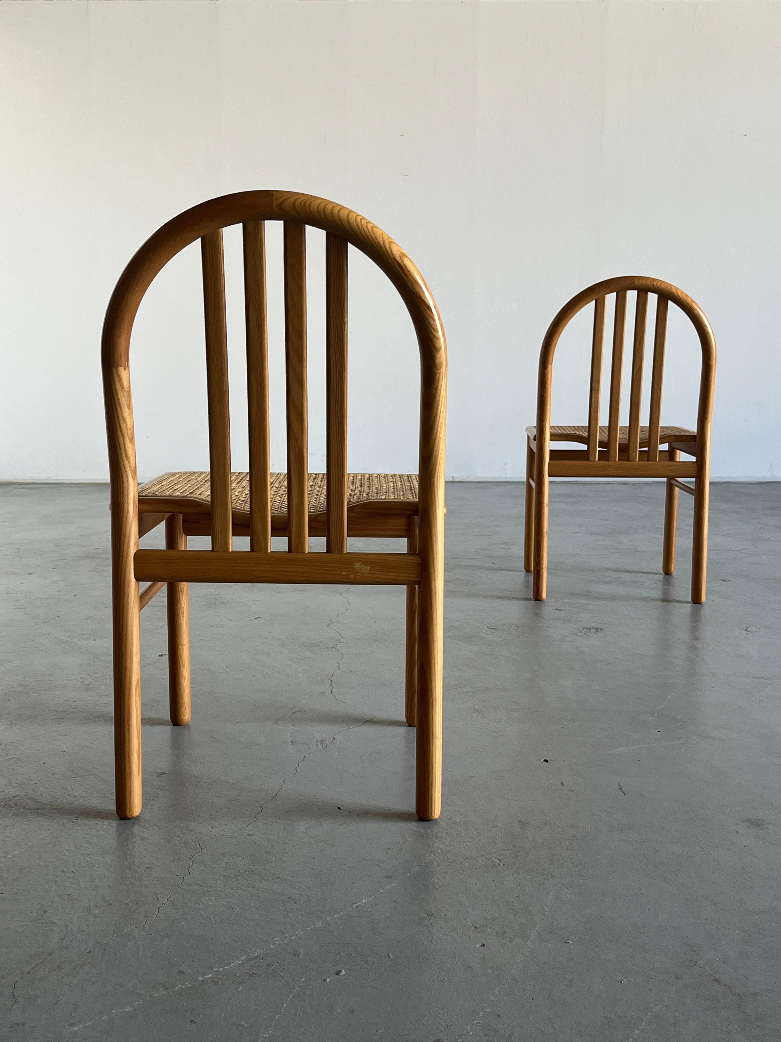 Canne Paire de chaises de salle à manger du milieu du siècle dernier en bois laqué et rotin, Italie, années 80 en vente