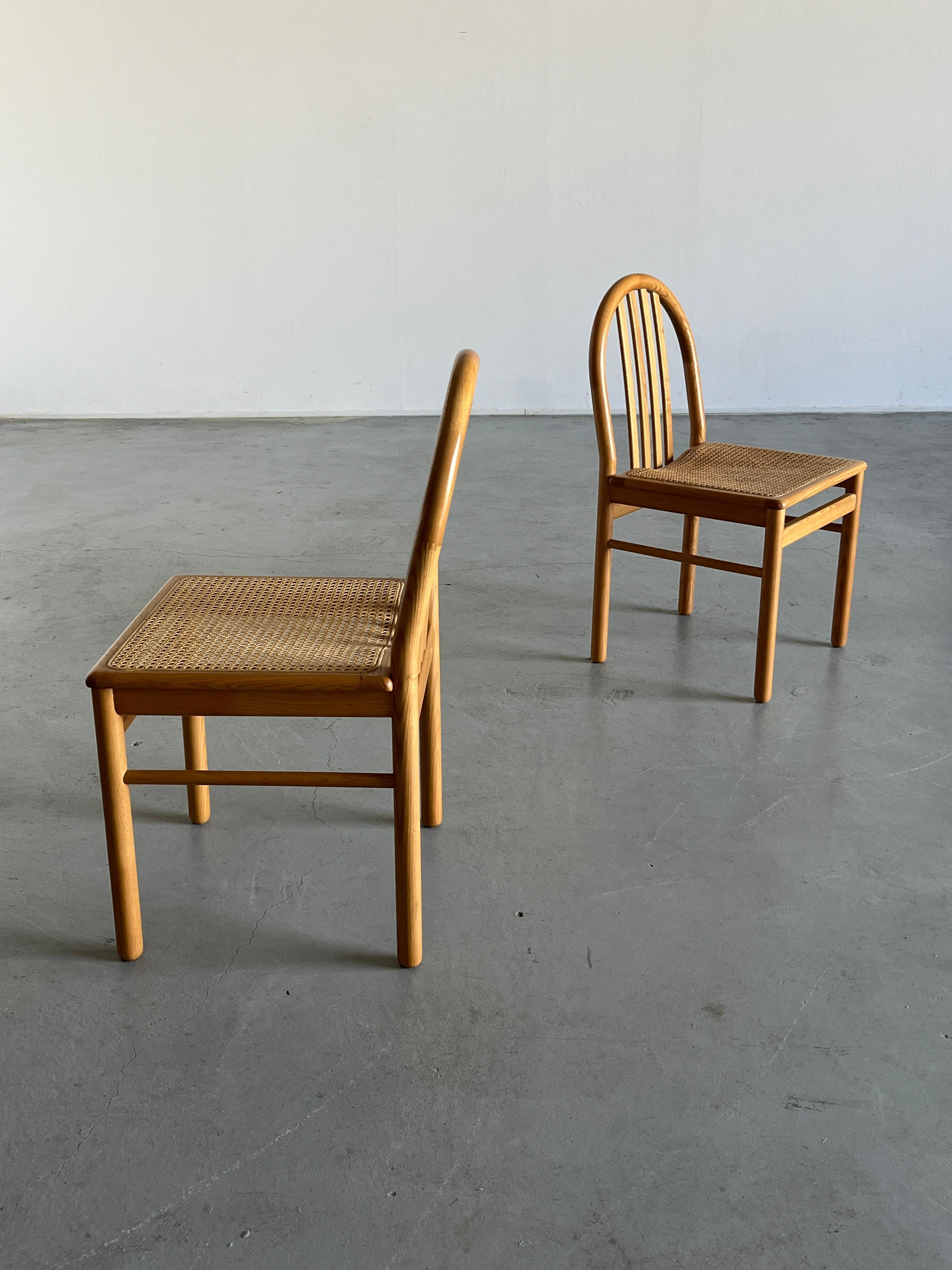 Paire de chaises de salle à manger du milieu du siècle dernier en bois laqué et rotin, Italie, années 80 en vente 1