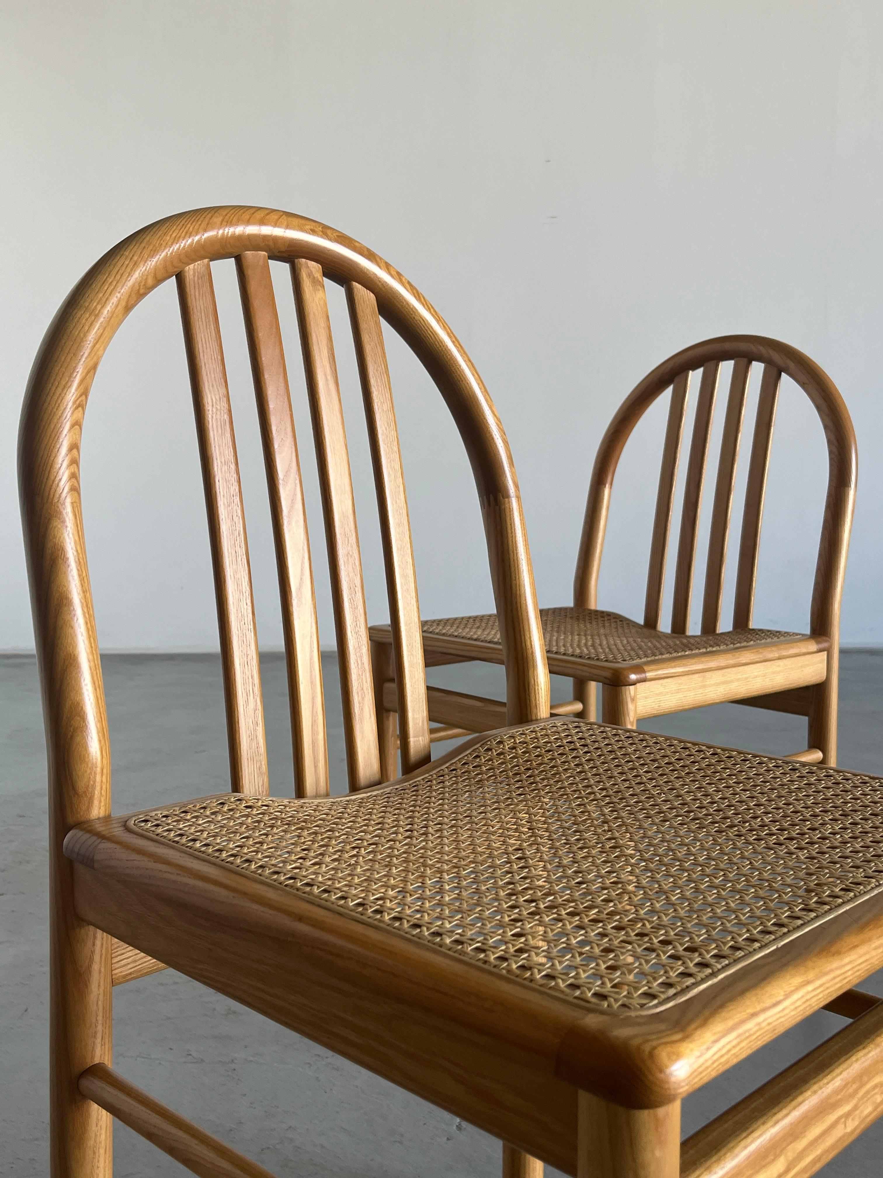 Paire de chaises de salle à manger du milieu du siècle dernier en bois laqué et rotin, Italie, années 80 en vente 2