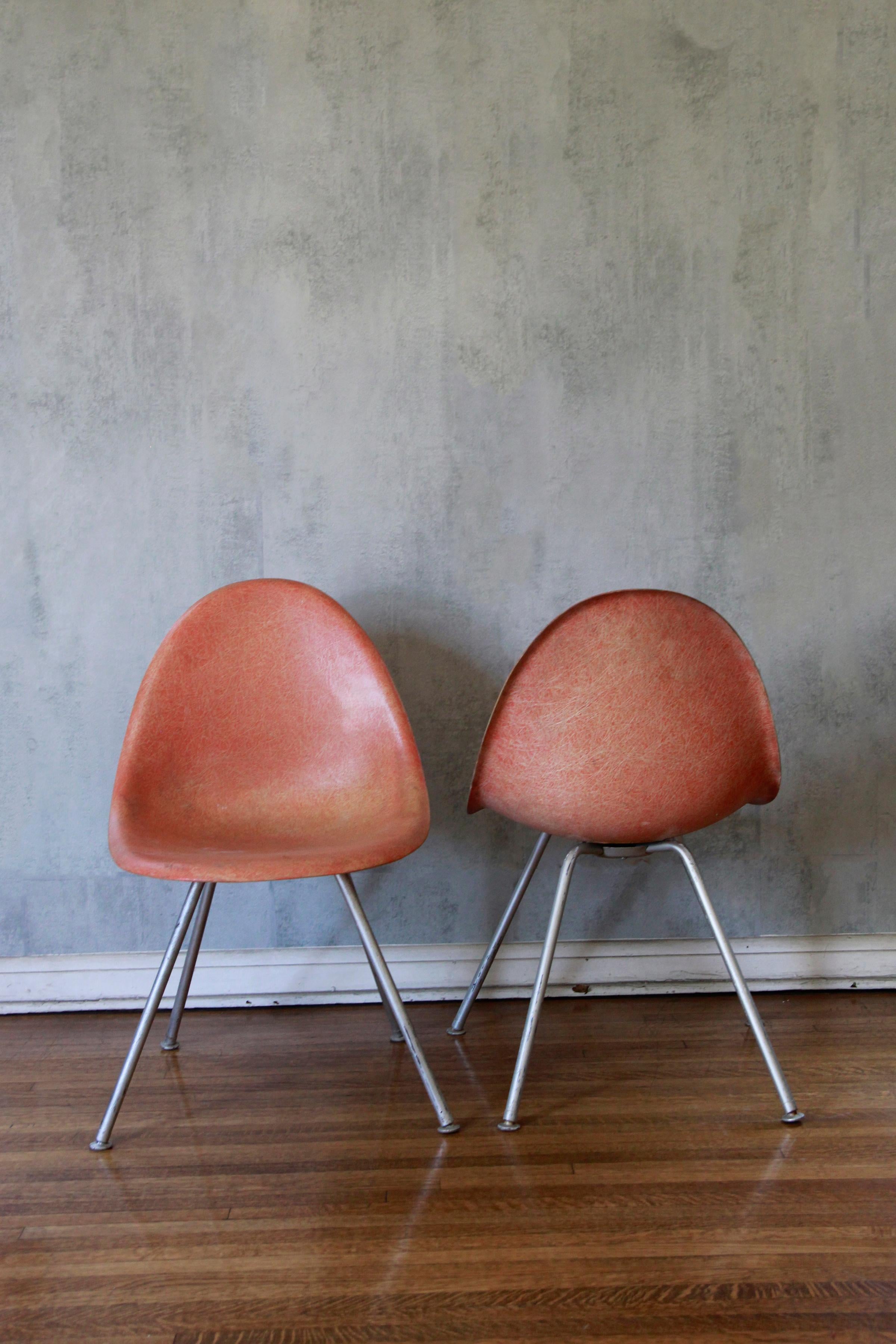 Pair of Vintage Mid Century Fiberglass Shell Chairs In Good Condition For Sale In Los Angeles, CA