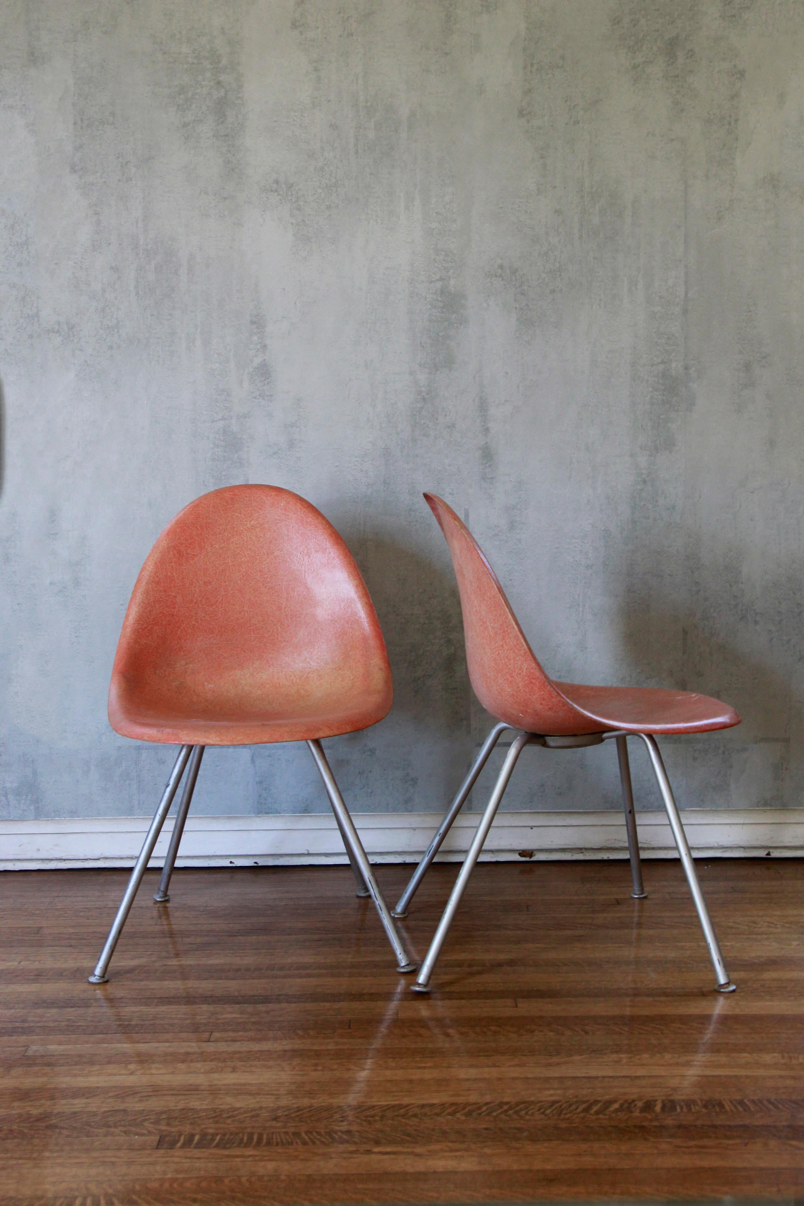 Paar Eames-Muschelstühle aus Glasfaser aus der Mitte des Jahrhunderts (Mitte des 20. Jahrhunderts) im Angebot