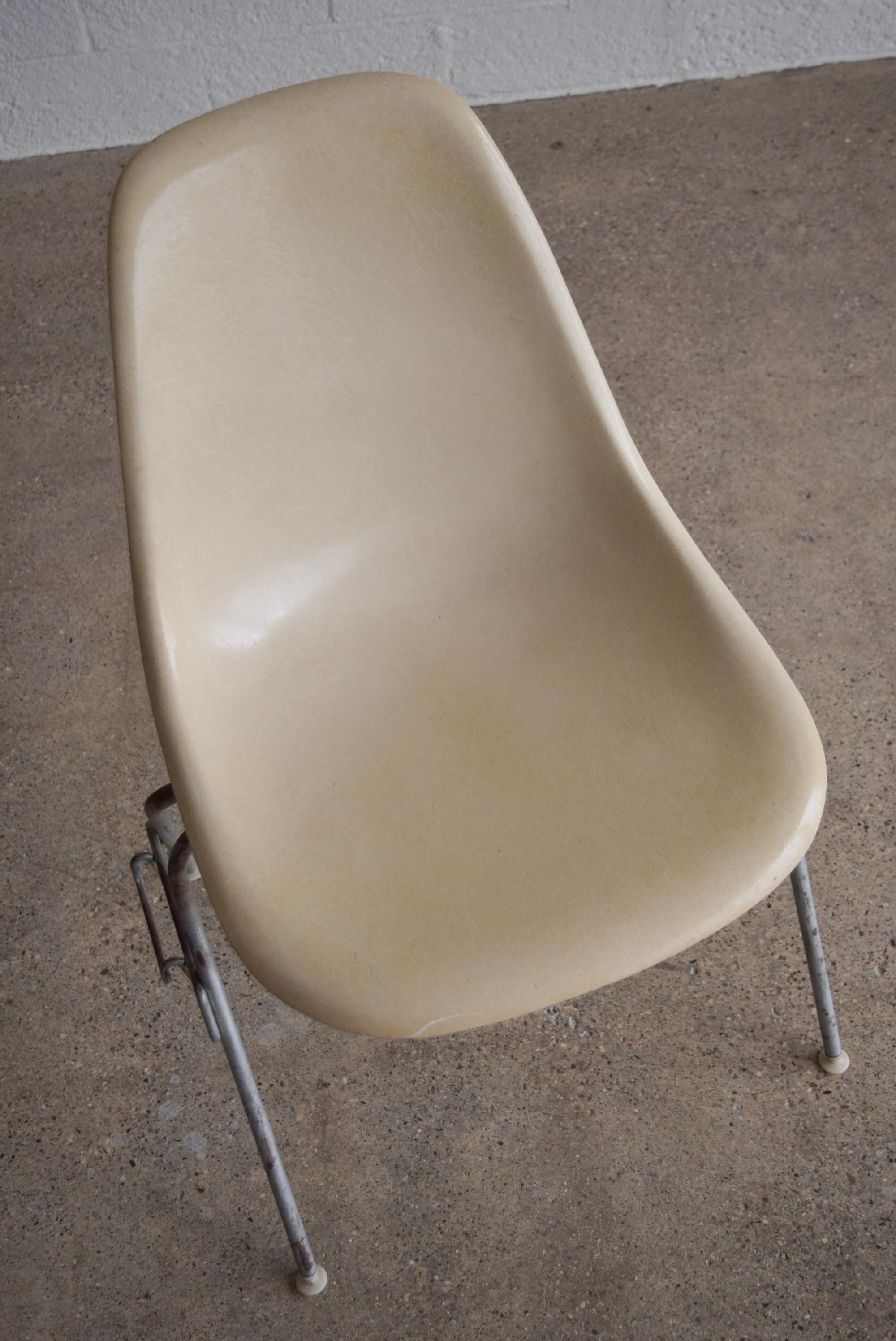 Pair of Vintage Mid Century Eames for Herman Miller DSS Fiberglass Shell Chairs In Good Condition For Sale In Detroit, MI