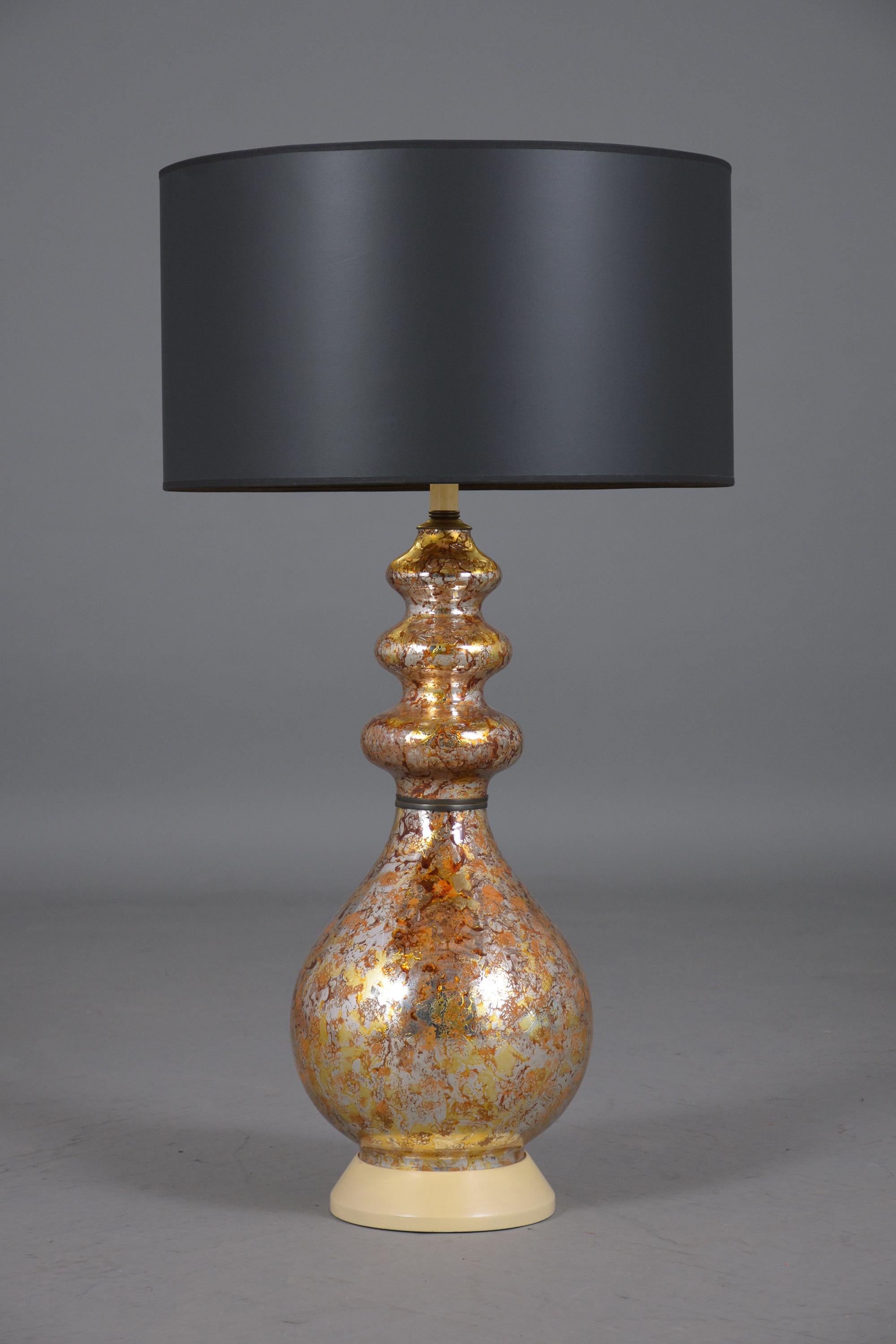 Peppen Sie Ihr Zuhause mit unseren exklusiven Modern Glass Table Lamps auf, einer Mischung aus zeitgenössischem Design und funktionaler Kunstfertigkeit. Diese Lampen wurden aus hochwertigem Glas gefertigt, das sowohl Langlebigkeit als auch Eleganz