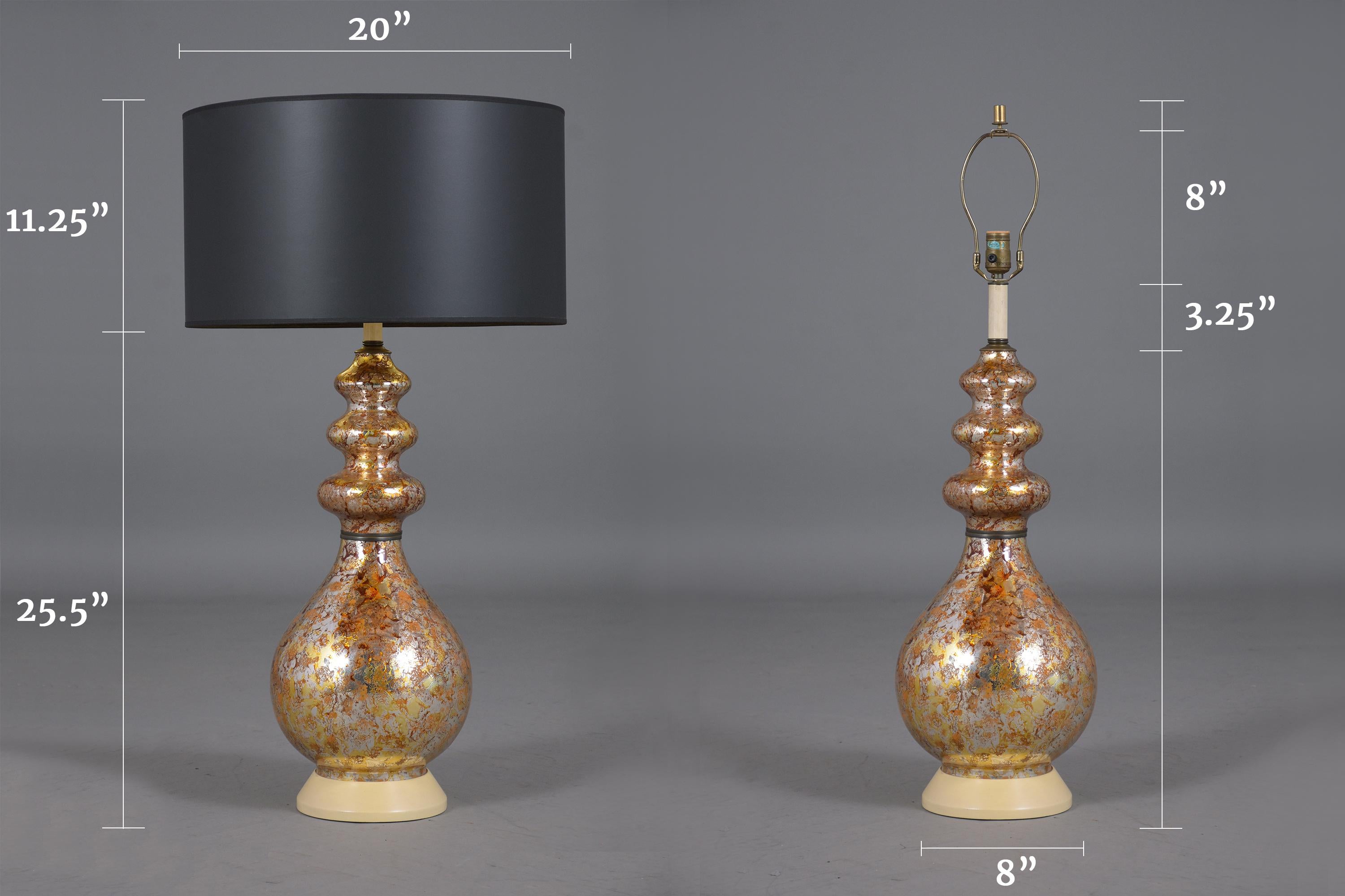 Américain Paire de lampes de table Modernity en verre avec abat-jour noir et doré - Elegance Vintage en vente
